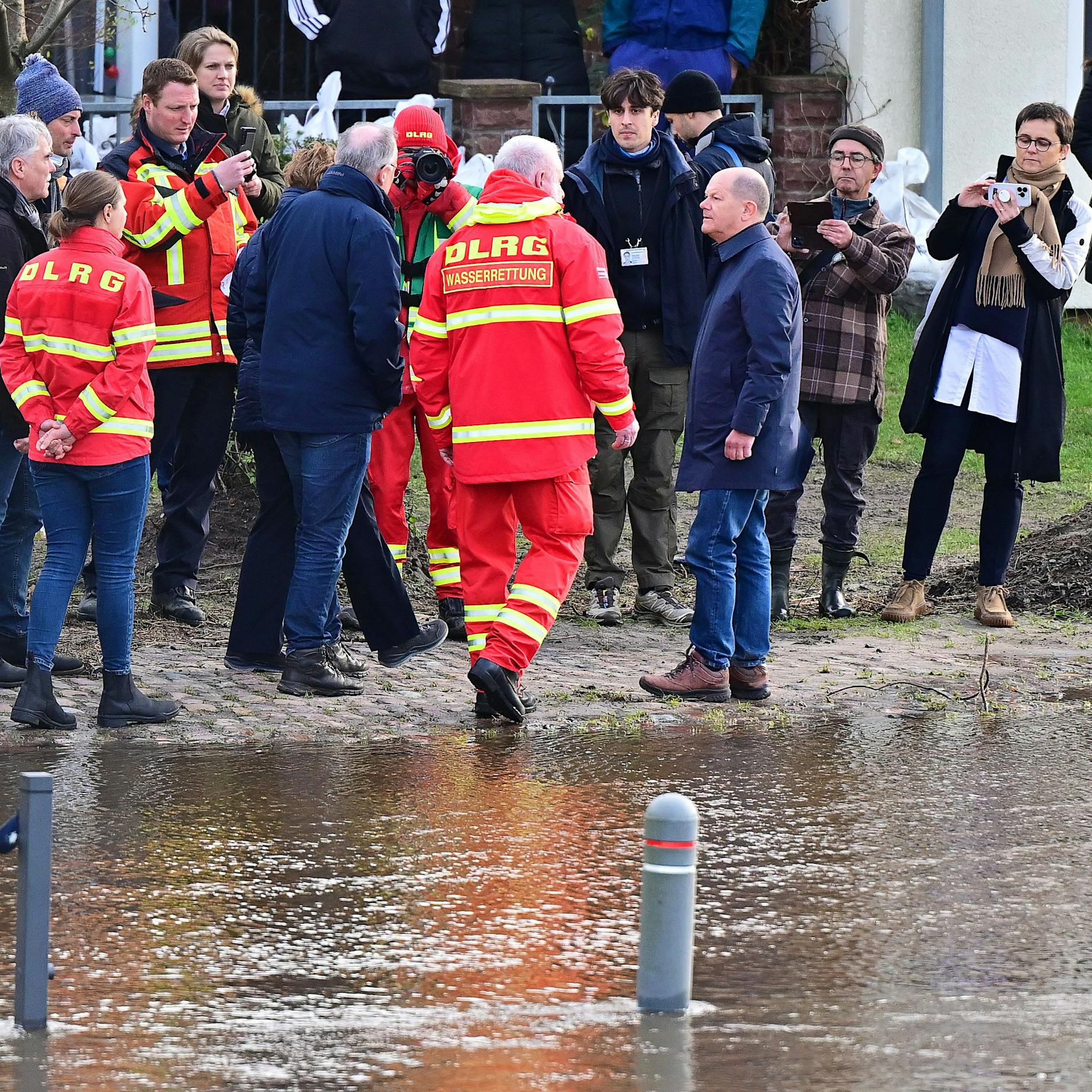 Gummistiefel-Momente der Politik: Kanzler Olaf Scholz im Hochwassergebiet