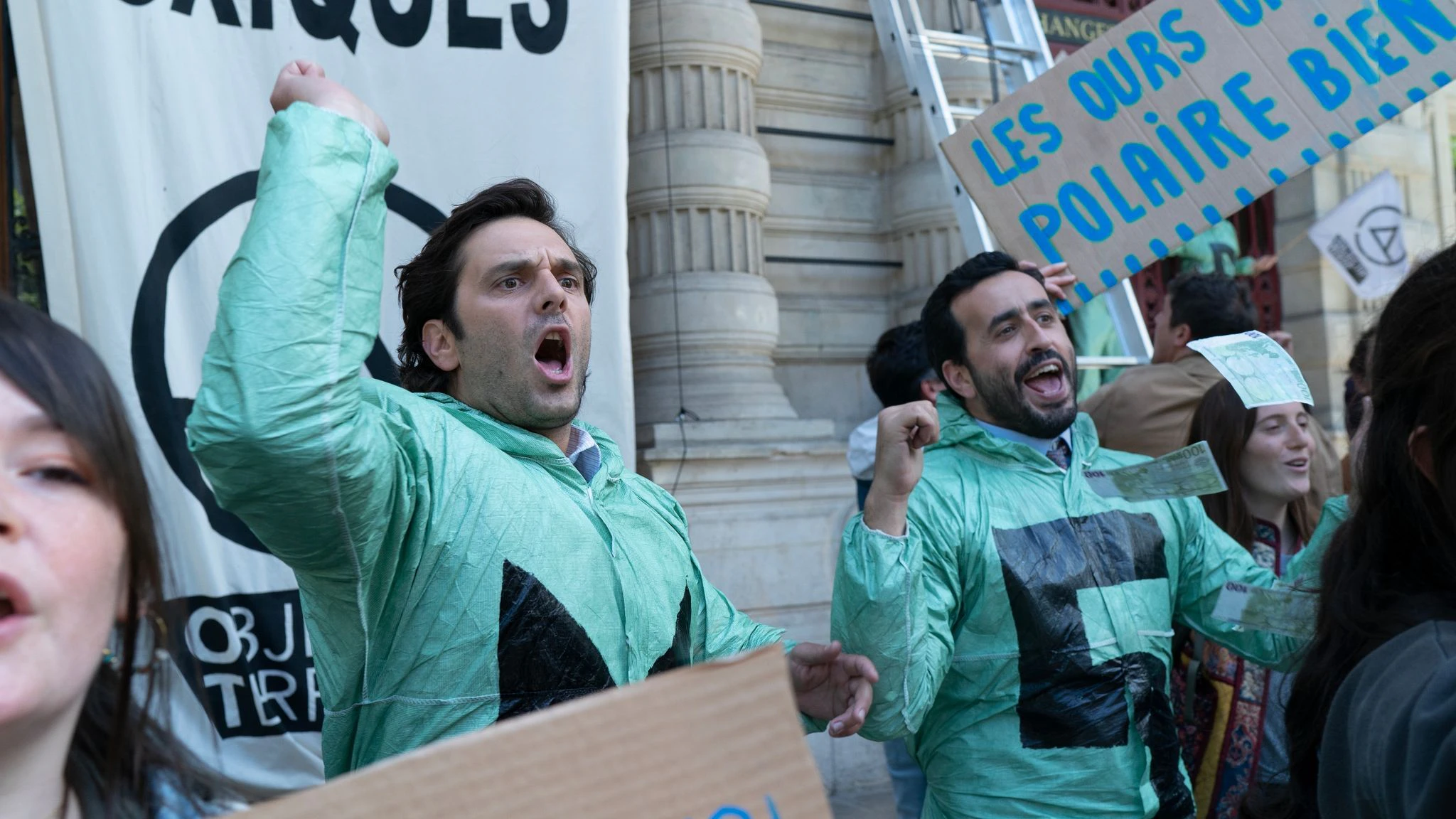 HANDOUT - Pio Marmaï als Albert und Jonathan Cohen (r) als Bruno in einer Szene des Films "Black Friday For Future".  