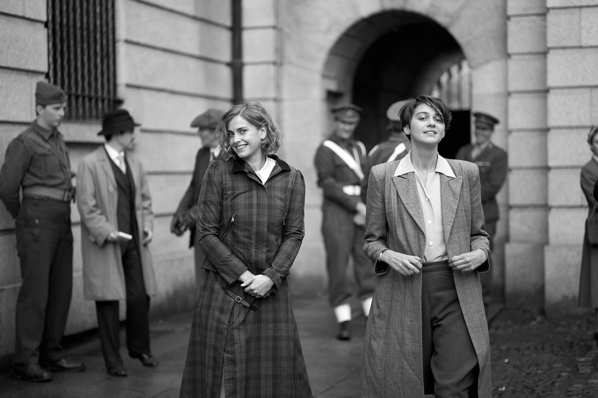 HANDOUT - Emma Appleton (r) als Thomasina und Stefanie Martini als Martha in einer Szene des Films «Lola».  