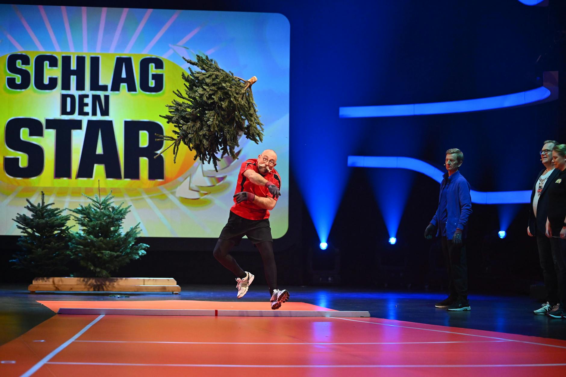 Offenbar verletzte sich Horst Lichter beim Spiel „Weihnachtsbaum werfen“ an seiner Hand.