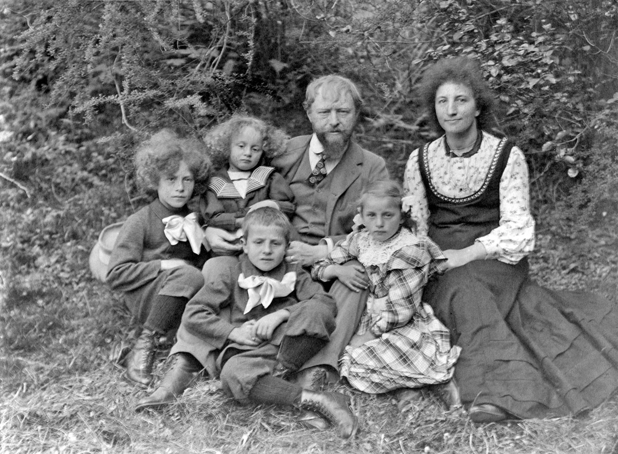 HANDOUT - Giovanni Giacometti (3.v.r.) und Annetta Giacometti (r) mit ihren vier Kindern auf einem Archivbild von 1909 aus dem Dokumentarfilm  "Die Giacomettis".  