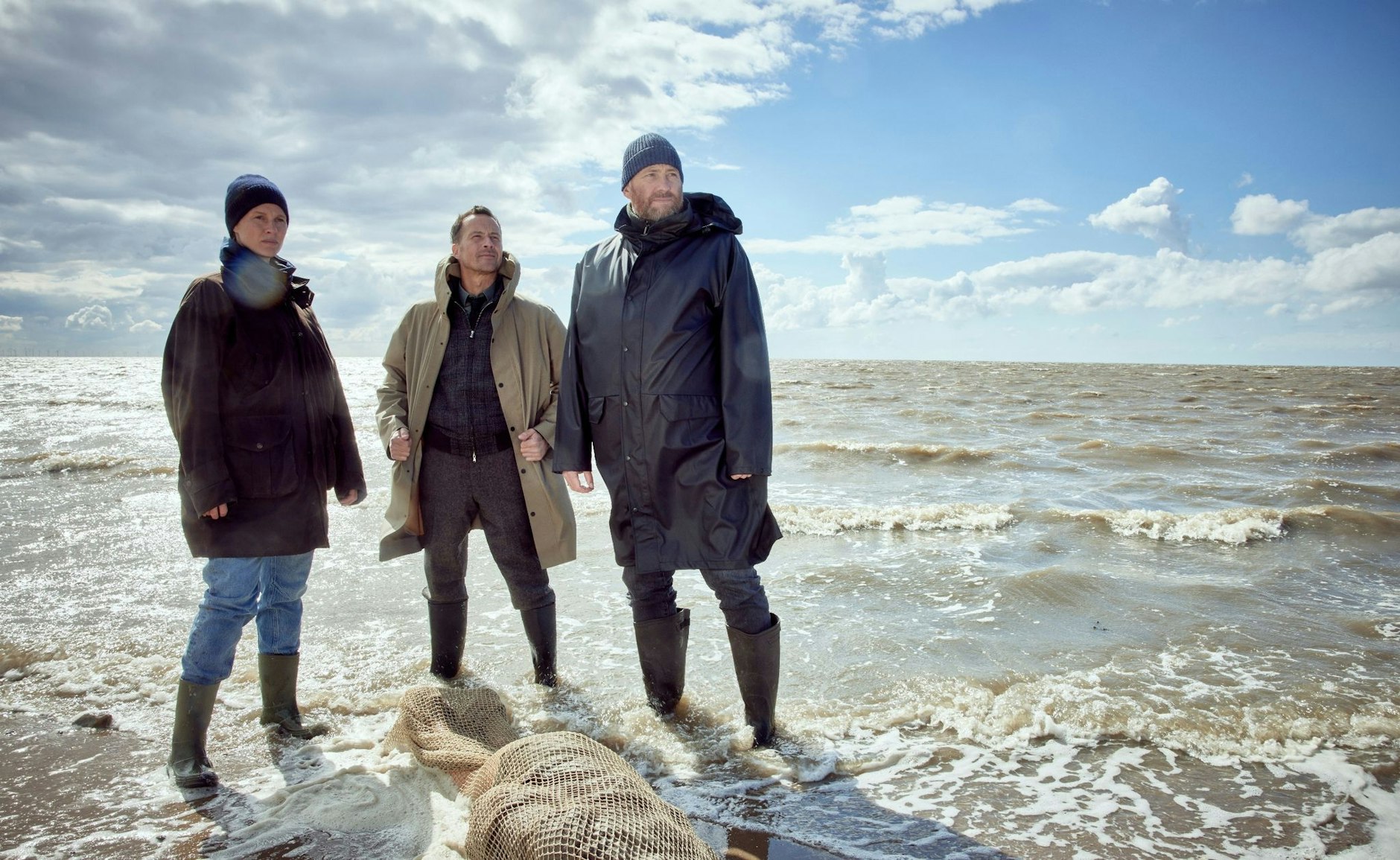 HANDOUT - Ann Kathrin Klaasen (Picco von Groote) neben ihren Kollegen Rupert (Barnaby Metschurat) und Frank Weller (Christian Erdmann) vor einer angespülten Leiche.  
