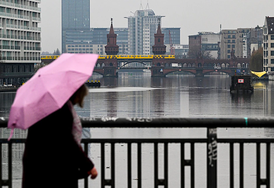 Es bleibt regnerisch in Berlin – und erst einmal mild. Kalt wird es voraussichtlich Ende der Woche.