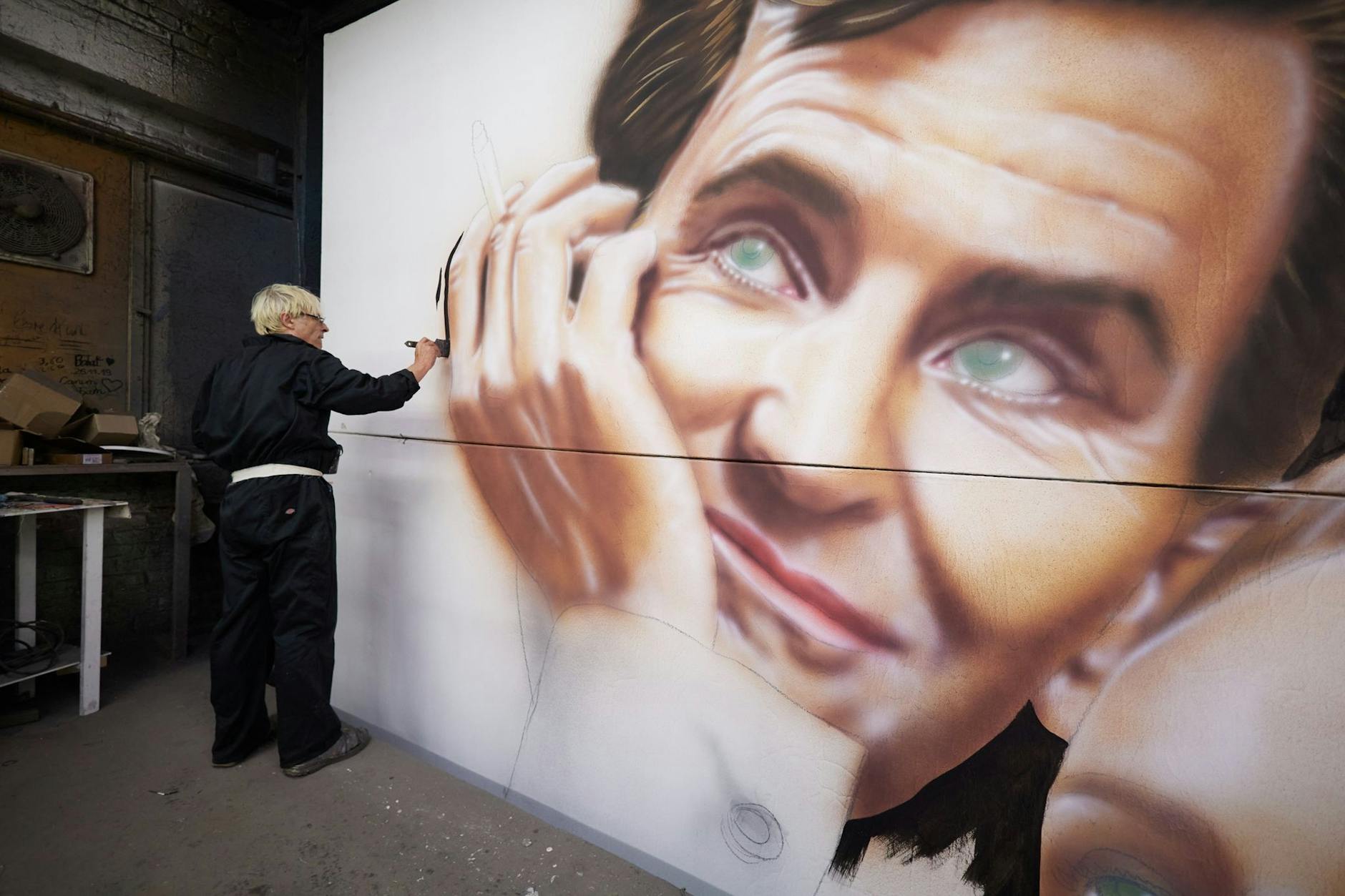 PRODUKTION - Kinoplakatmaler Götz Valien malt in seinem Berliner Atelier an dem Plakat für den Film «Maestro».