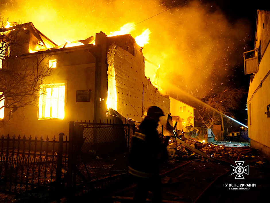 Feuerwehrleute in der Ukraine löschen nach einem russischen Drohnenangriff in der Silvesternacht ein brennendes Gebäude.