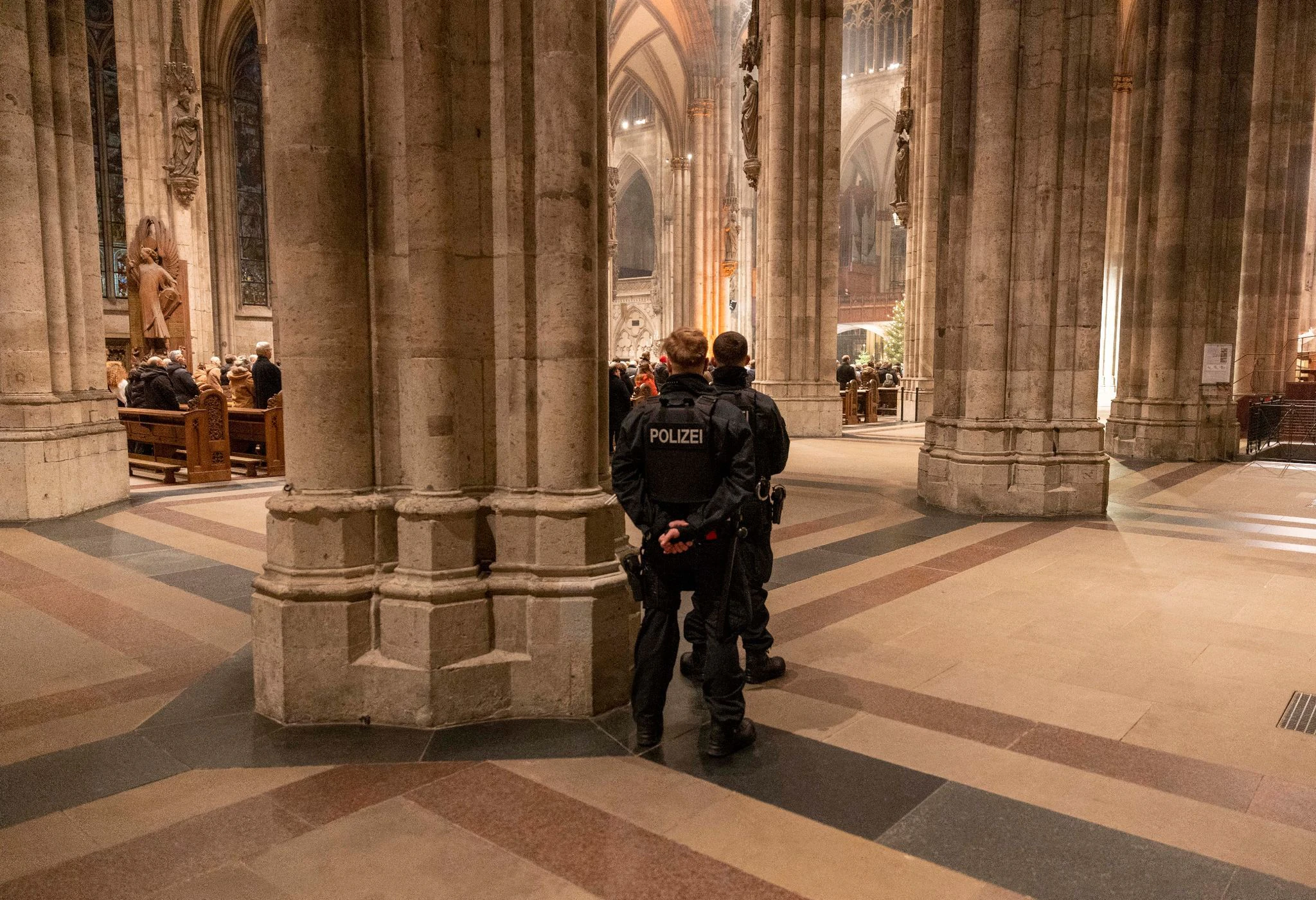 Polizeibeamte sichern während der Silvester-Messe den Kölner Dom.  