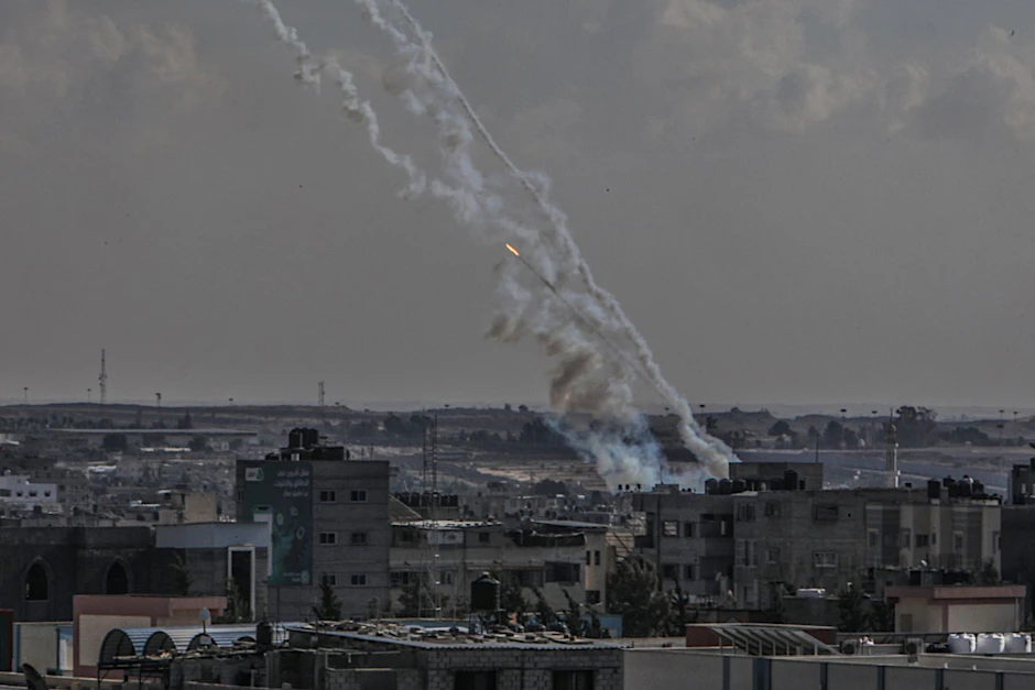 Die palästinensische Gruppe Hamas feuert in der Silvesternacht Raketen aus dem Gazastreifen auf Israel ab.