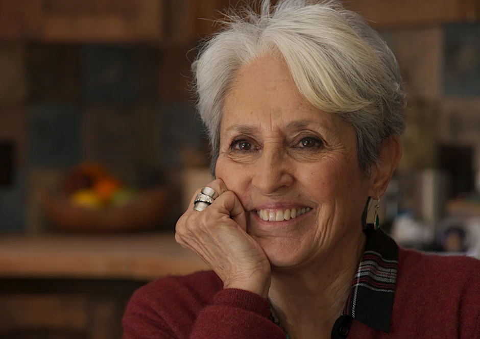 HANDOUT - Joan Baez in einer Szene des Films "Joan Baez I Am A Noise".  