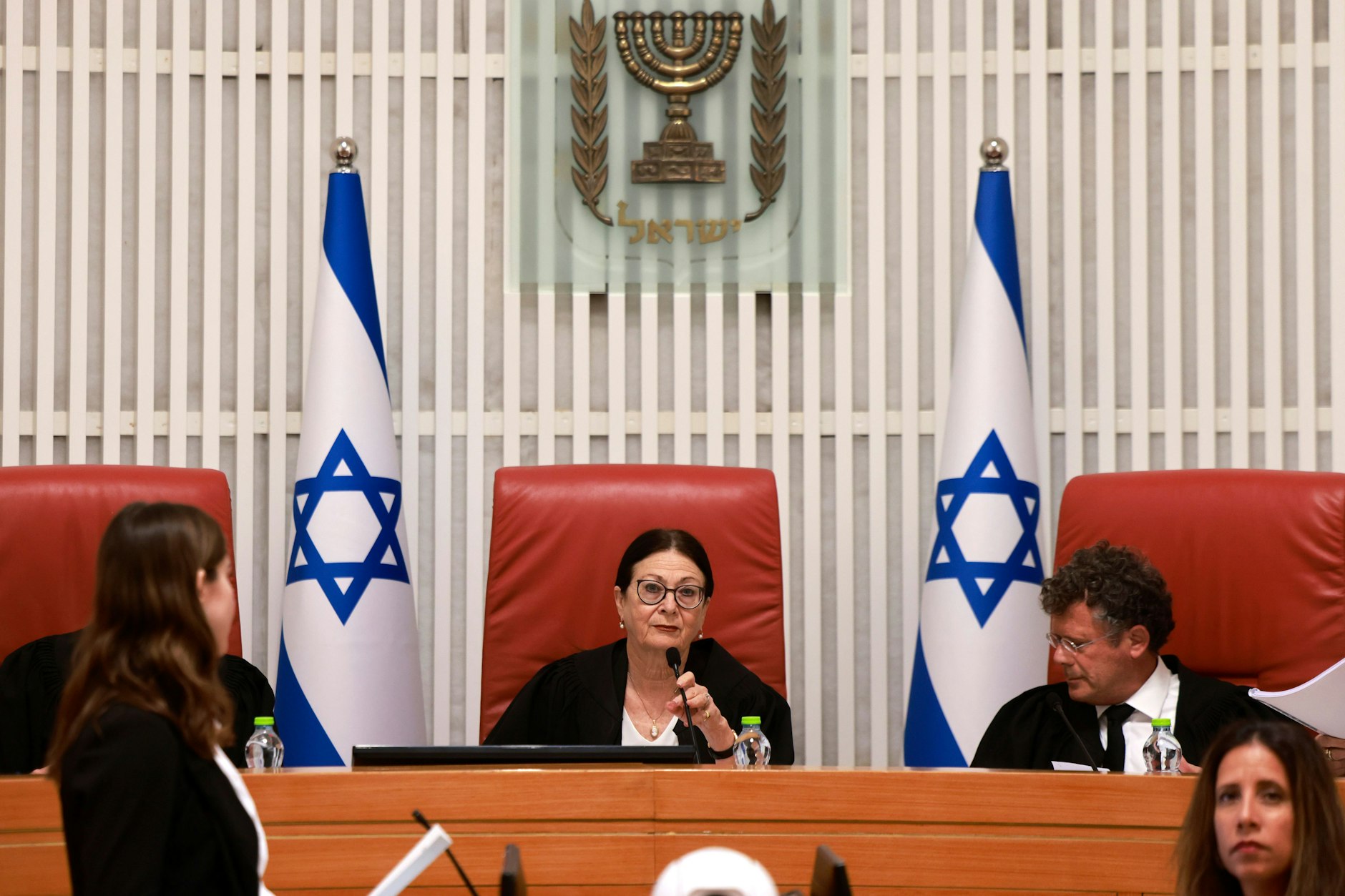Knappe Entscheidung gegen Gesetzesänderung: Esther Chajut (M), Präsidentin des Obersten Gerichtshofs Israels, im Gerichtsaal in Jerusalem.