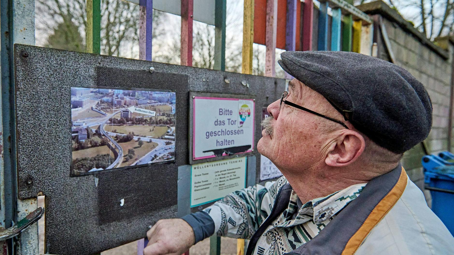 Rollheimer Wolfgang Niedrich schaut sich ein altes Foto des Wagenplatzes auf dem Potsdamer Platz an der Mauer an.