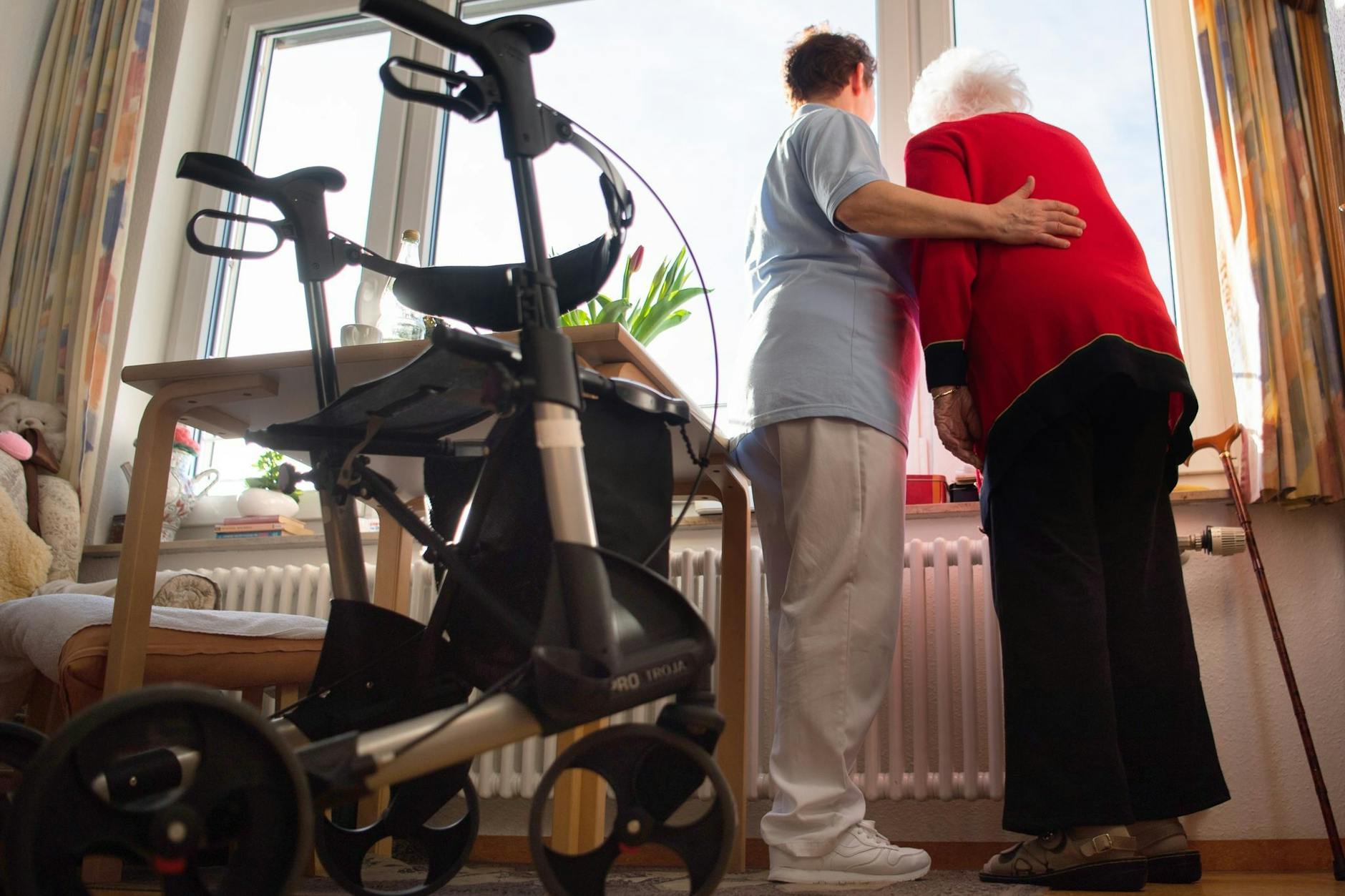 Die Pflege im Heim kann teuer werden. Eine Hilfe ist unter Umständen eine Pflegezusatzversicherung.