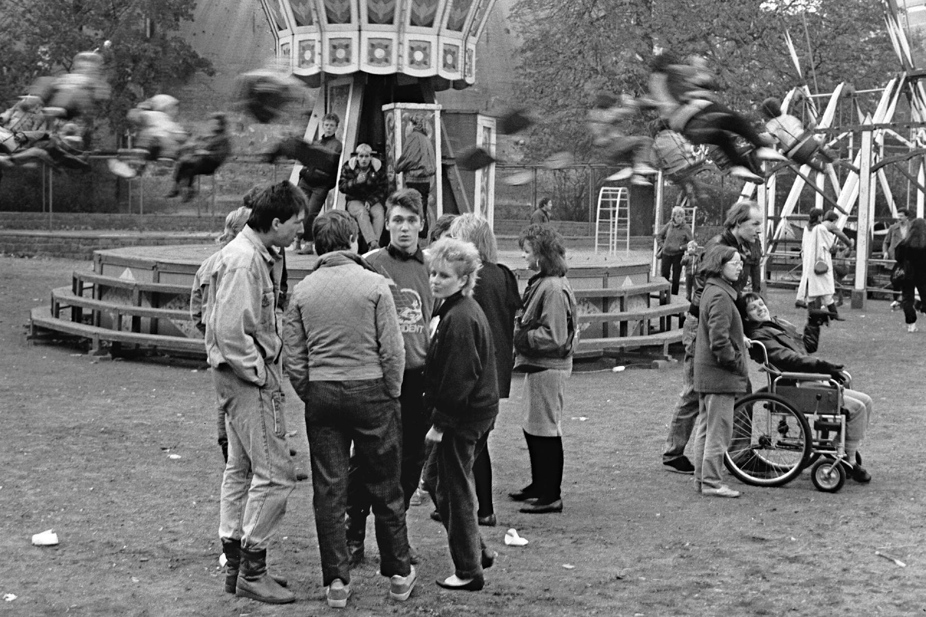 Der Rummel im Volkspark am Weinbergsweg war 1987 auch für Menschen im Rollstuhl zugänglich.
