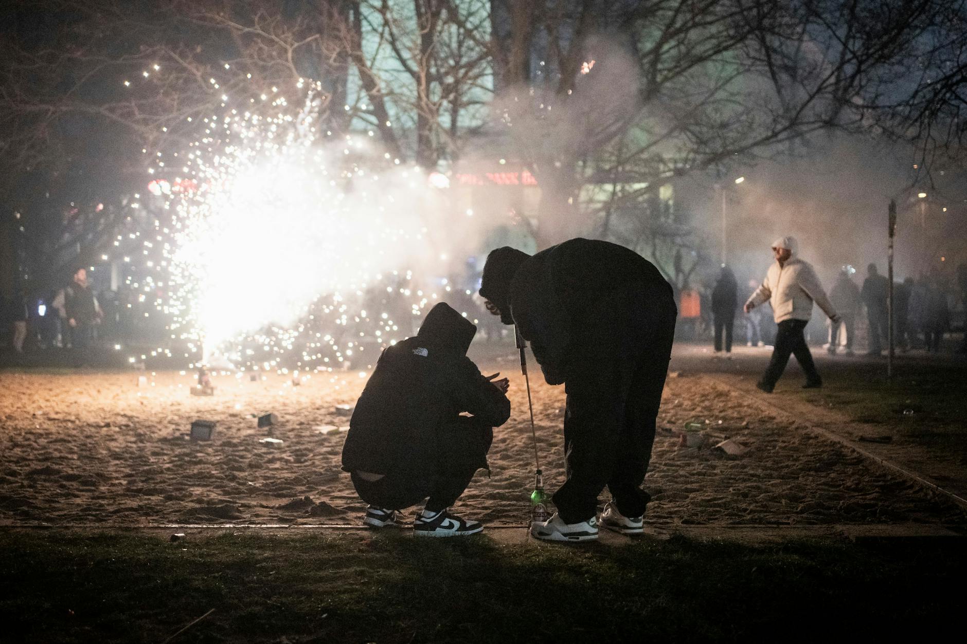Jugendliche zünden eine Rakete in Berlin an.
