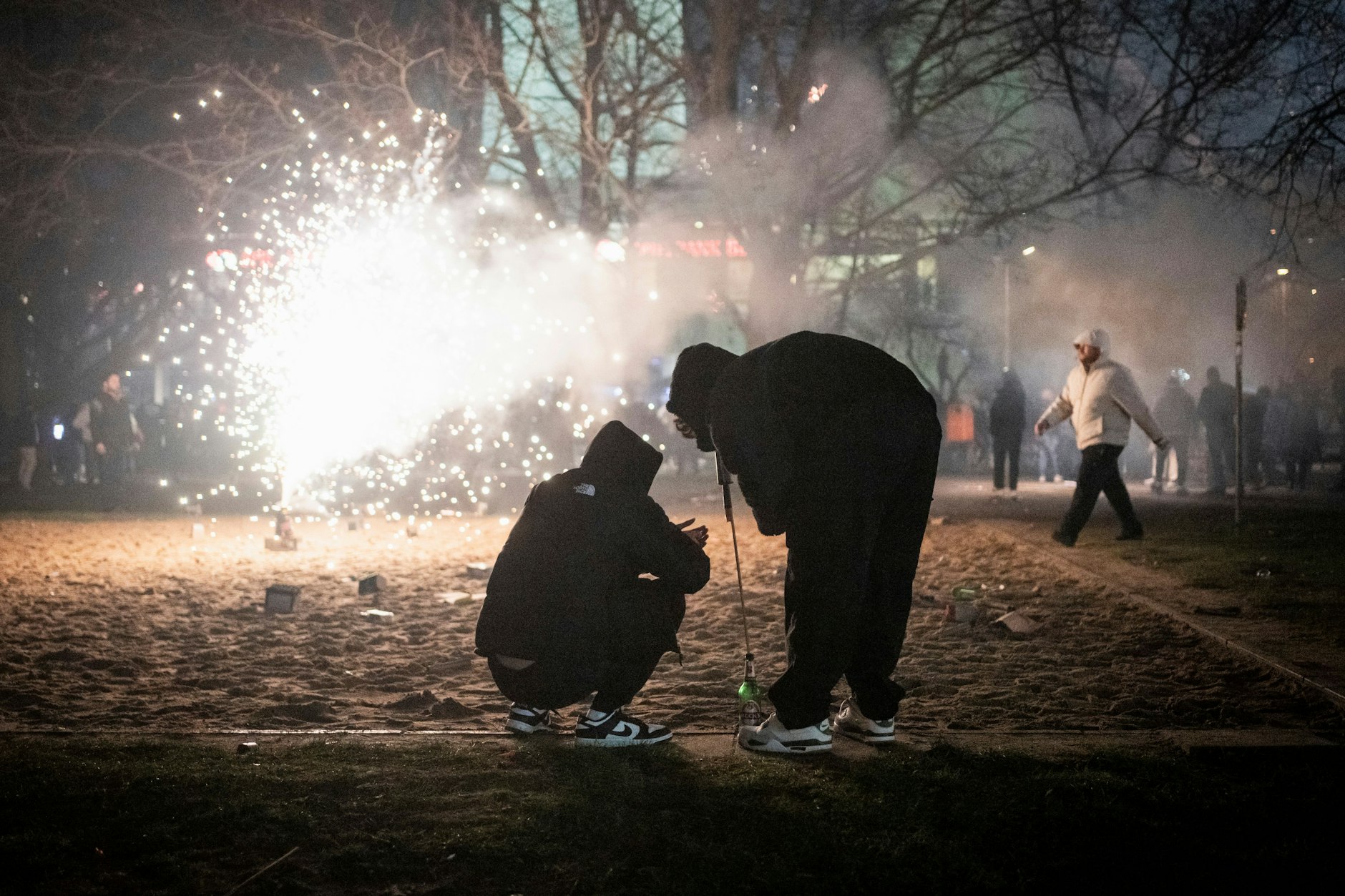 Jugendliche zünden eine Rakete in Berlin an.