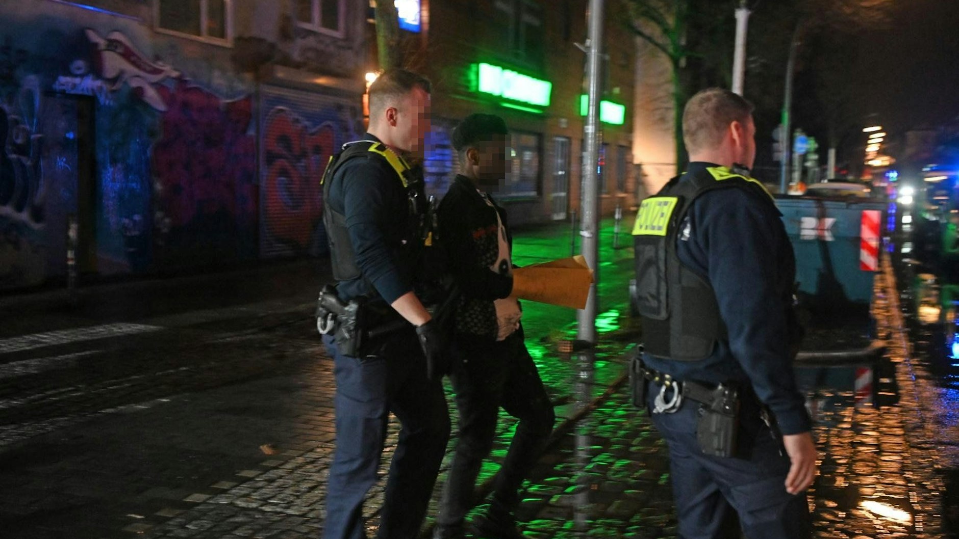 Der mutmaßliche Täter wurde von Polizisten abgeführt und zu einer Gefangenensammelstelle gebracht.