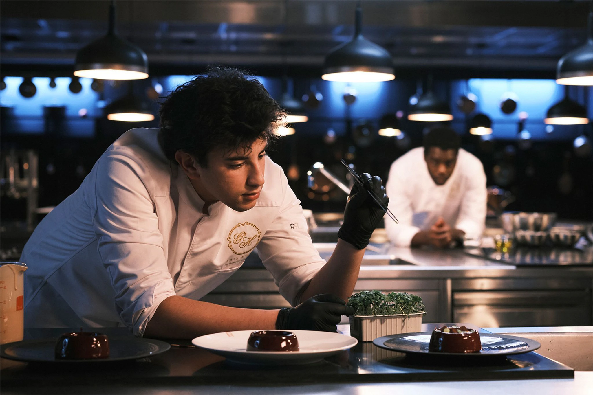 HANDOUT - Riadh Belaiiche als Yazid in einer Szene des Films "Sterne zum Dessert".  a