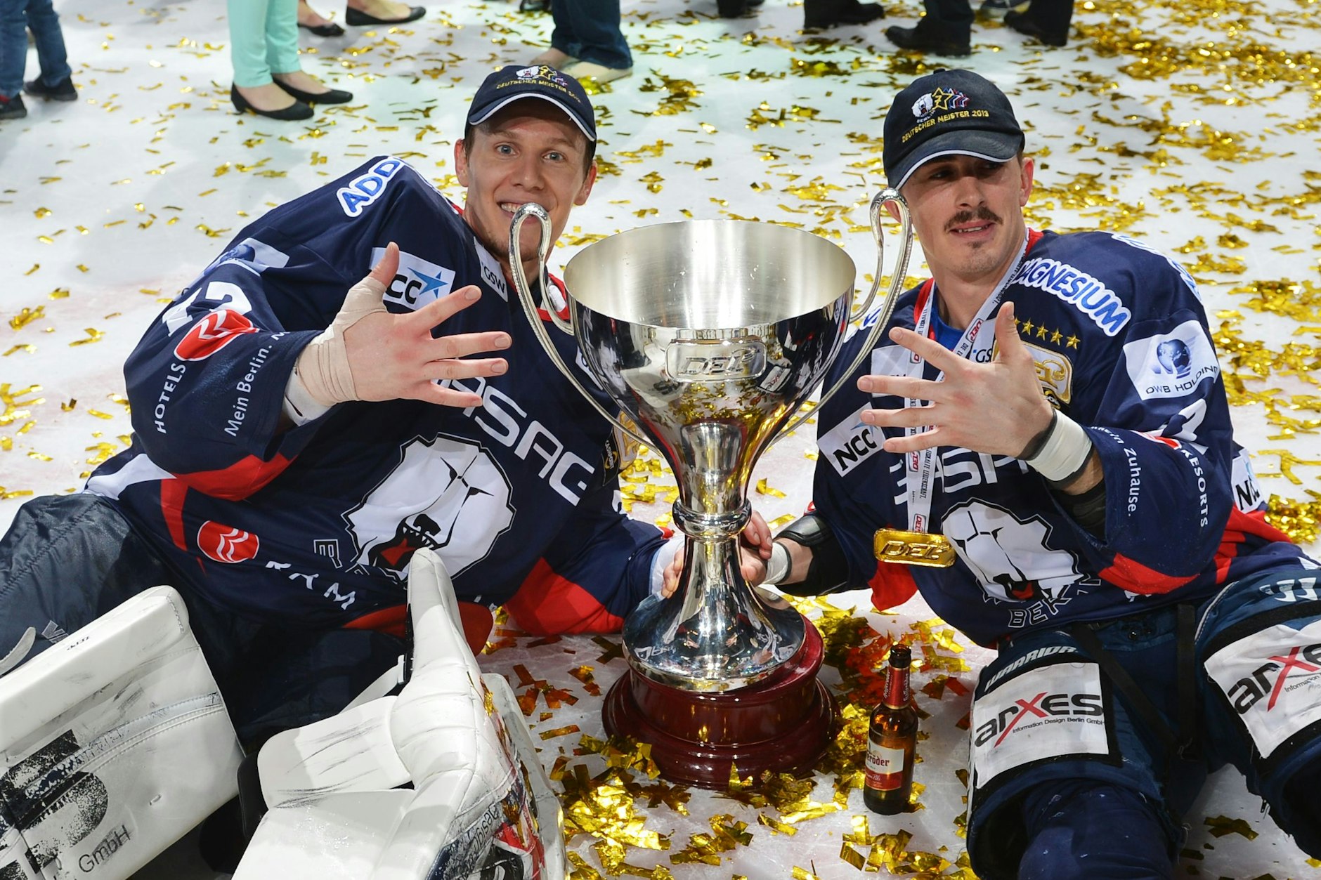 Rob Zepp (l., hier mit Torjäger Tyson Mulock) zeigt es im April 2013 mit der vollen Hand:&nbsp; Fünfmal wurde er mit den Eisbären Deutscher Meister.