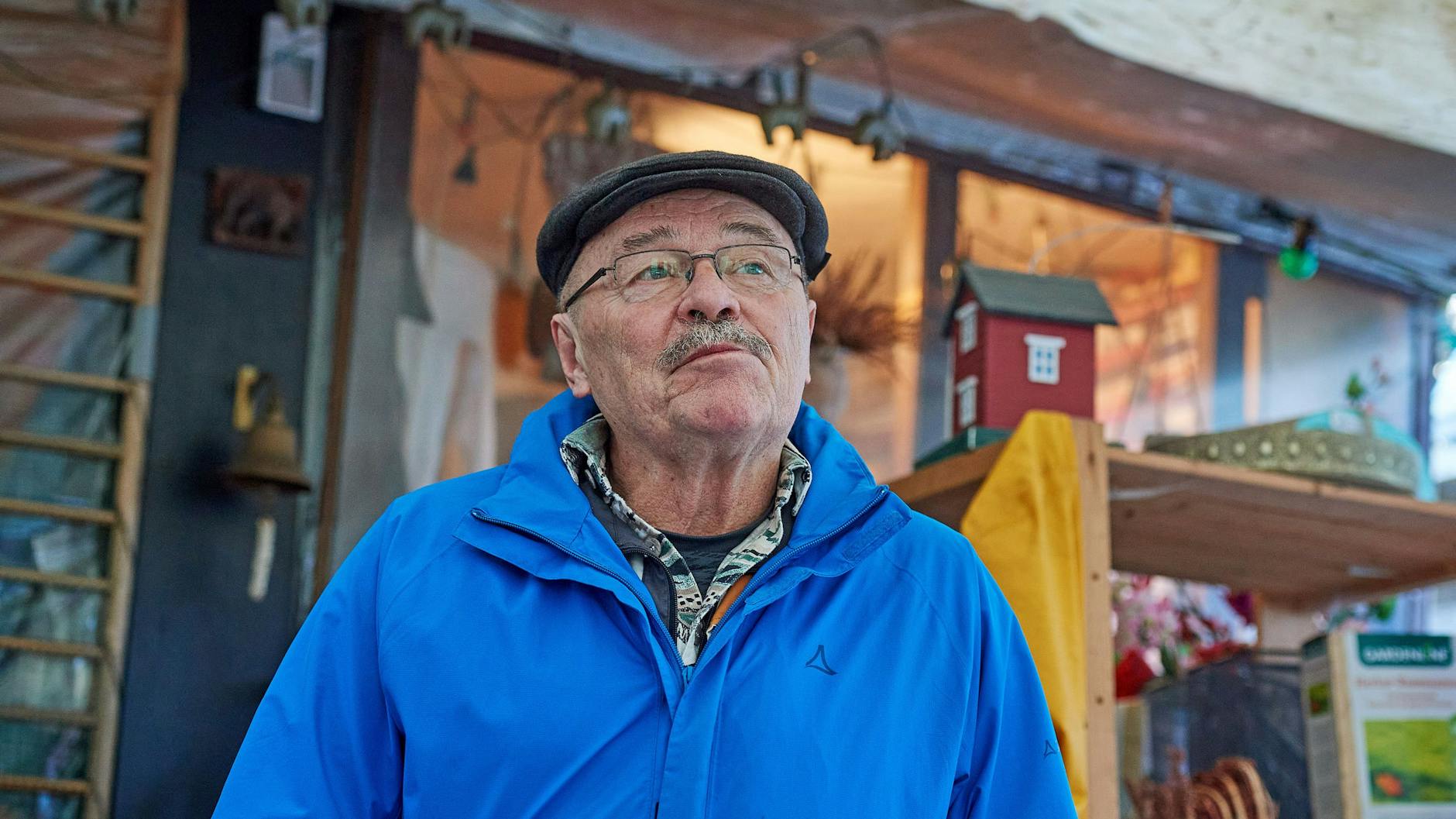 Wolfgang Niedrich vor seinem Wagen auf dem Rollheimer-Wagenplatz. Mitten in der Stadt im eigenen Wohn- oder Bauwagen leben ist das Modell von Rollheimer-Dörfern. 