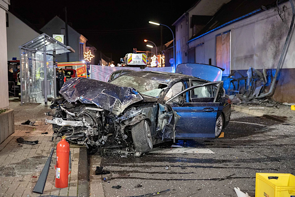 Das schwer beschädigte Fahrzeug an der Bushaltestelle in Niederkassel.  