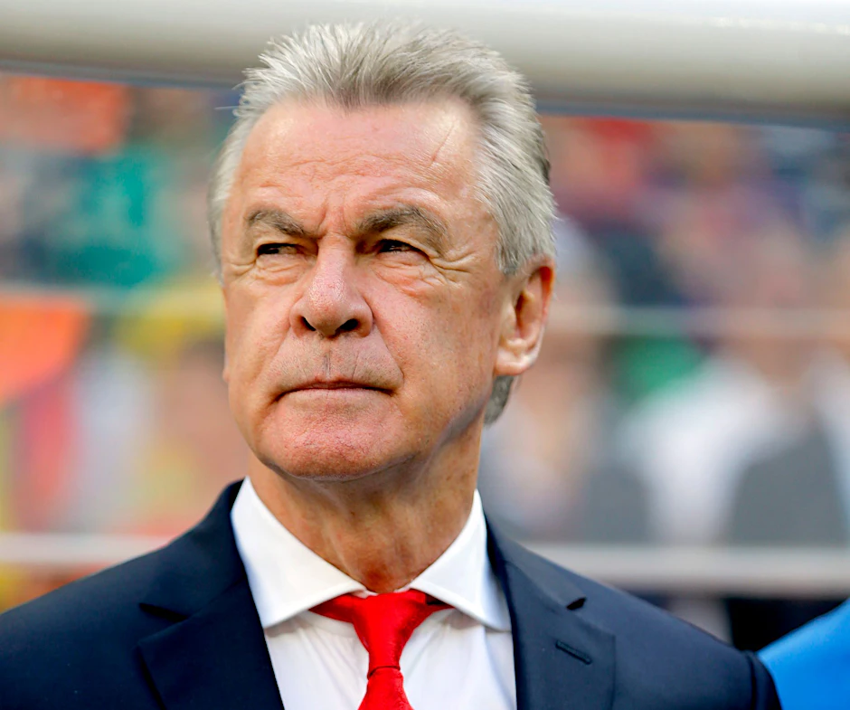 ARCHIV - Der frühere Top-Trainer Ottmar Hitzfeld (Archivfoto) lobt die Arbeit von Leverkusen-Coach Xabi Alonso.  