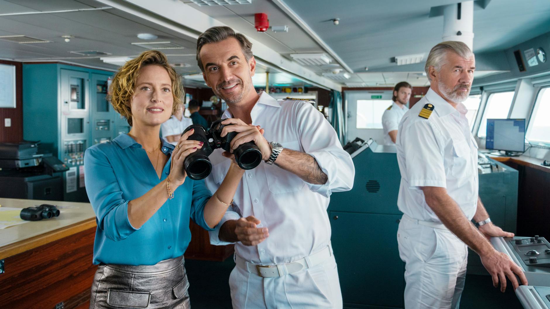 Kapitän Max Parger (Florian Silbereisen, M.) brachte zur Überraschung seines Staff-Kapitäns Martin Grimm (Daniel Morgenroth, r.) Veronika Bruckner (Wanda Perdelwitz) mit an Bord.