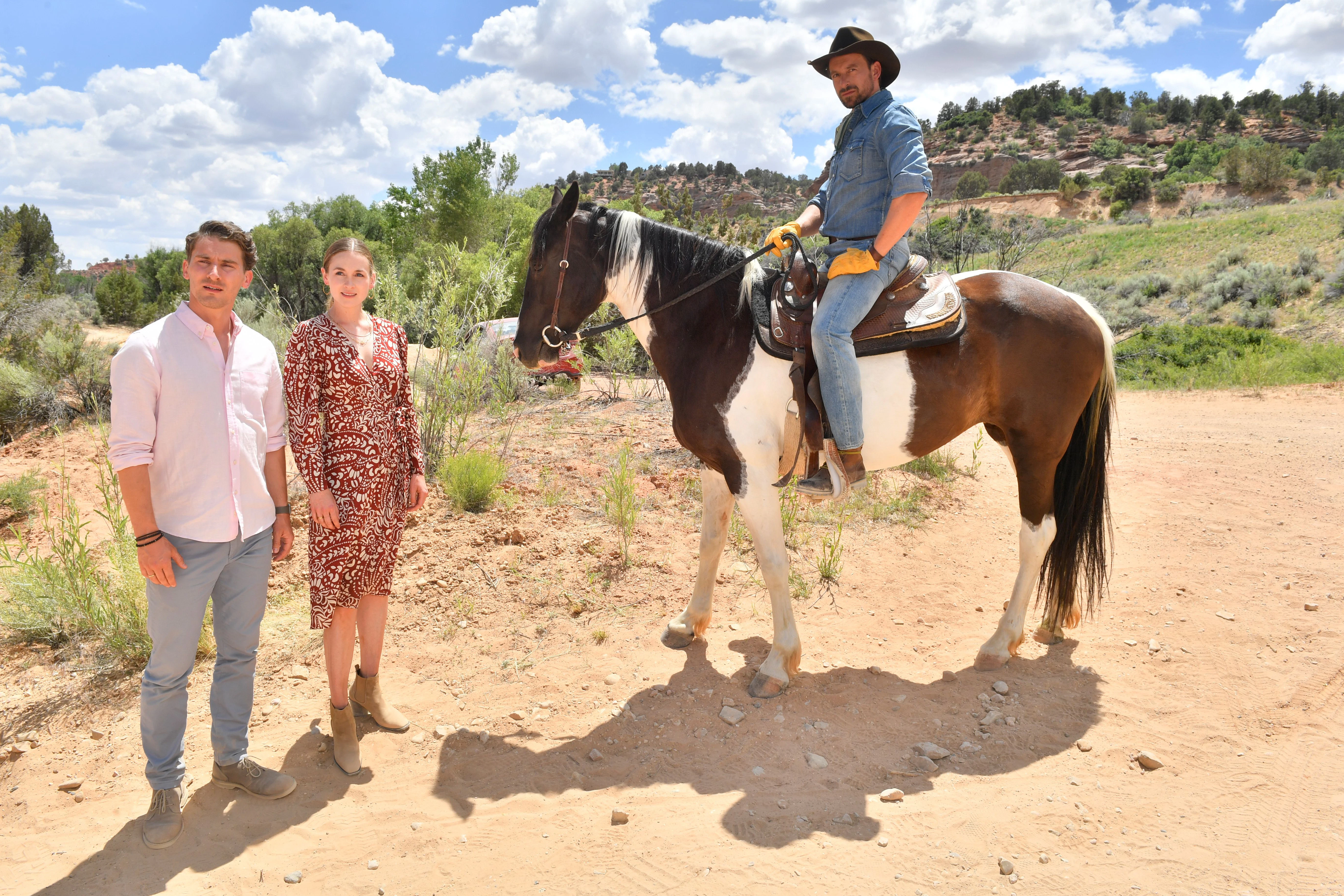 Als Annika (Teresa Klamert, M.) und Markus Becker (Martin Bruchmann, l.) in Not sind, kommt ihnen Cowboy Mike Renner (Ben Blaskovic, r.) zu Hilfe.