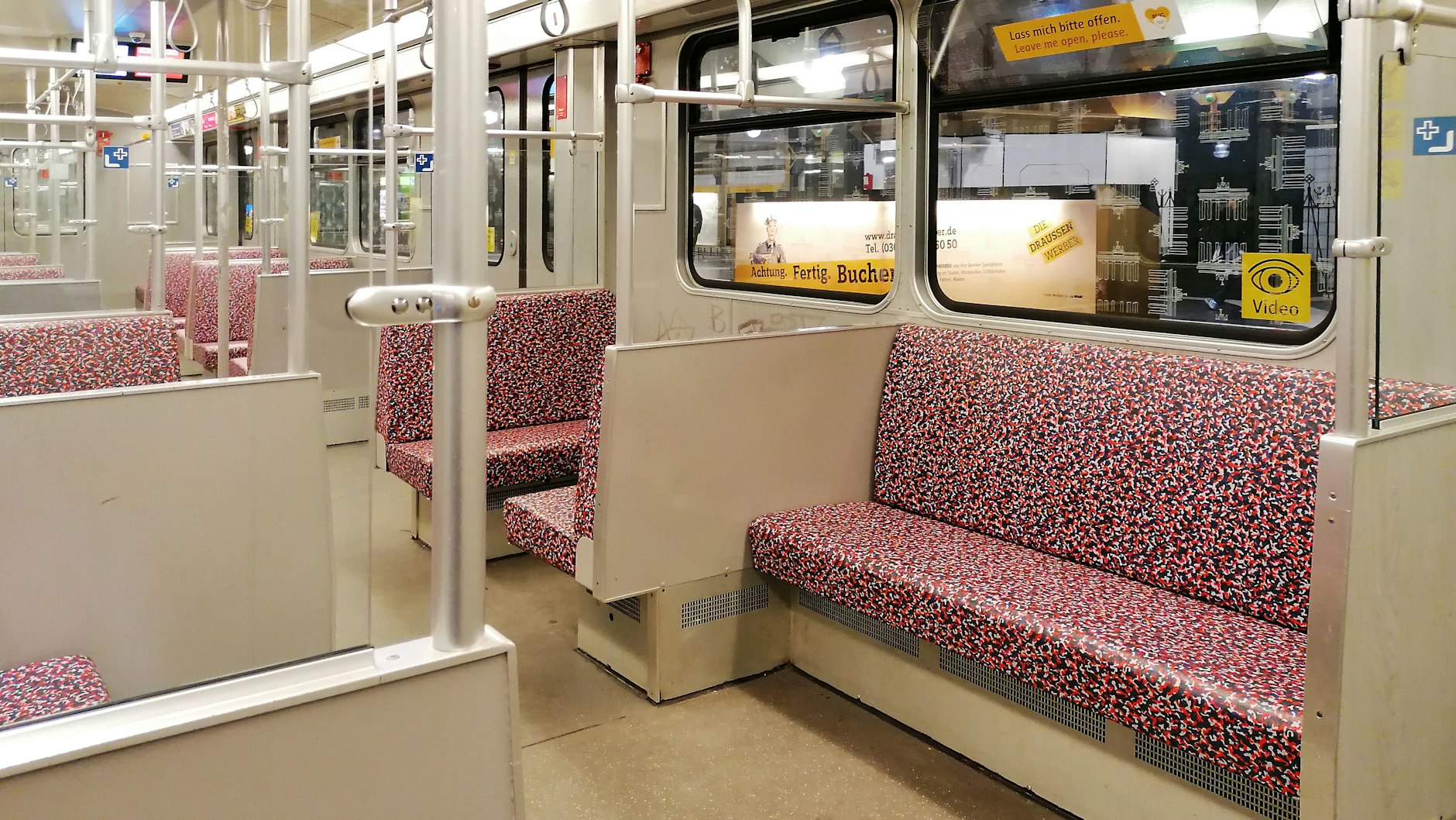 Die rot-weiß-blauen Würmchen – so sehen die meisten BVG-Sitze aktuell noch aus.