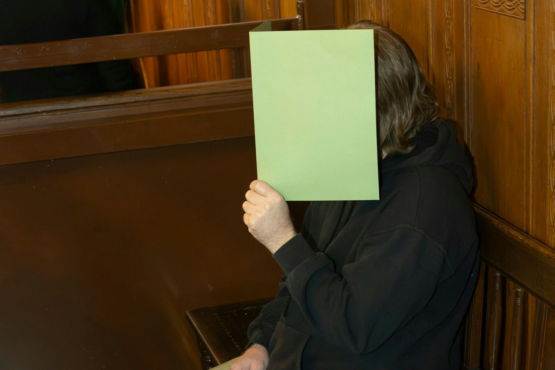 Der Fahrradmechaniker sitzt am Dienstag in einem Berliner Gerichtssaal. Er kommt in die Psychiatrie.