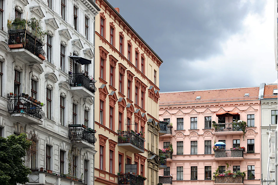 Altbauwohnungen in Berlin. Bei einem Volksentscheid am 26. September 2021 hatten gut 59 Prozent der Wähler für die Vergesellschaftung von Immobilienunternehmen mit mehr als 3000 Wohnungen in Berlin gestimmt.