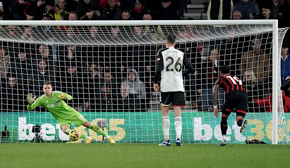 Torwart Bernd Leno (l) kassierte mit Fulham eine 0:3-Niederlage in Bournemouth.  