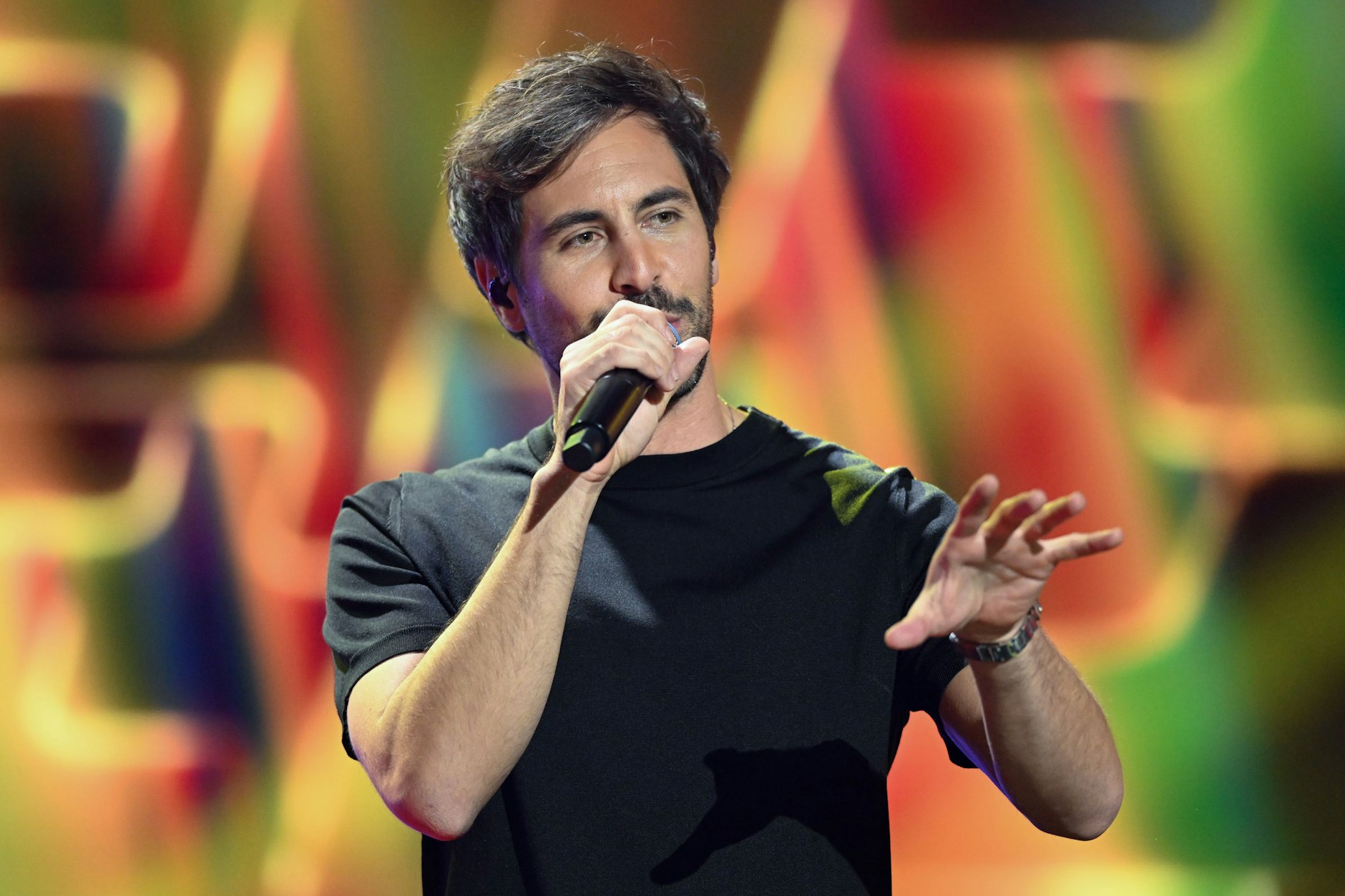 Der deutsche Sänger Max Giesinger steht während der José-Carreras-Gala in Leipzig auf der Bühne.