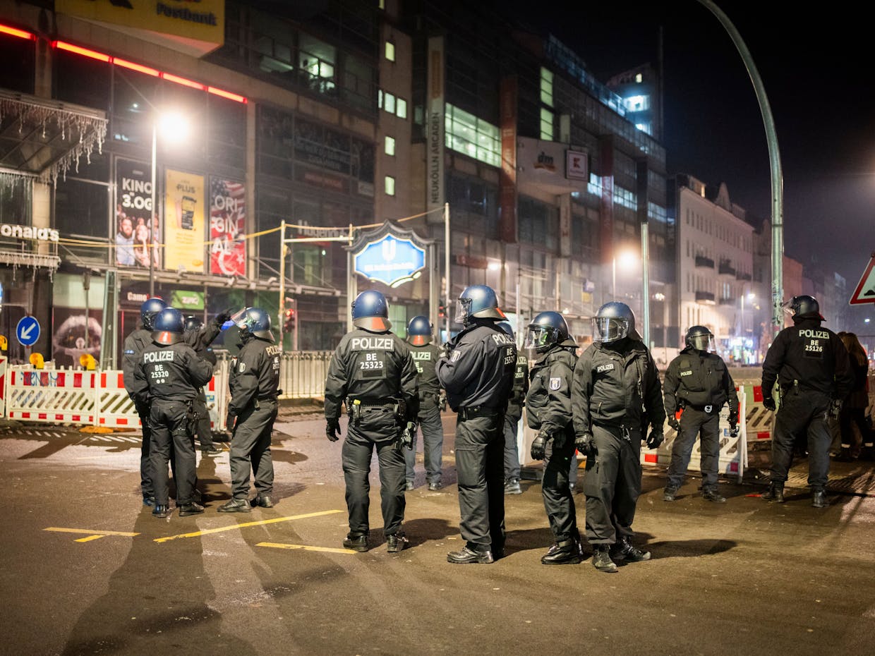 Silvester-Krawalle in Berlin: Drei Haftbefehle wegen Angriffen auf ...
