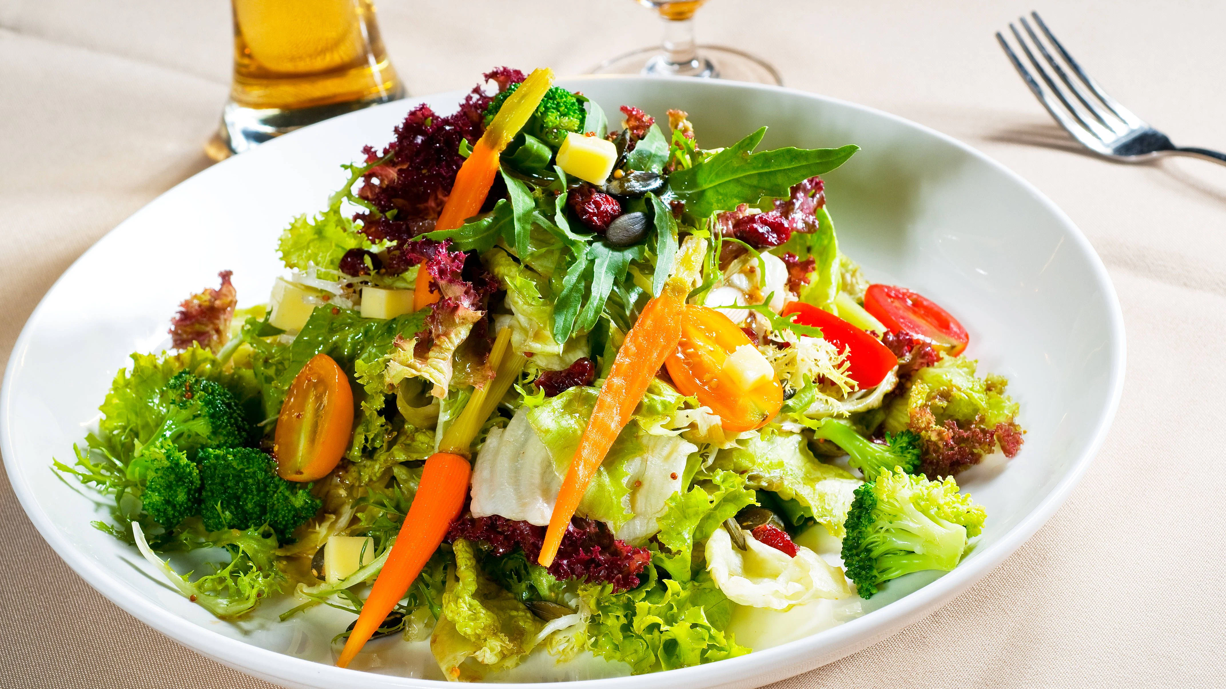 Ein Rezept für Schlank-Salat zum Variieren: Mischen Sie das Gemüse in den Salat, das Sie am meisten lieben.