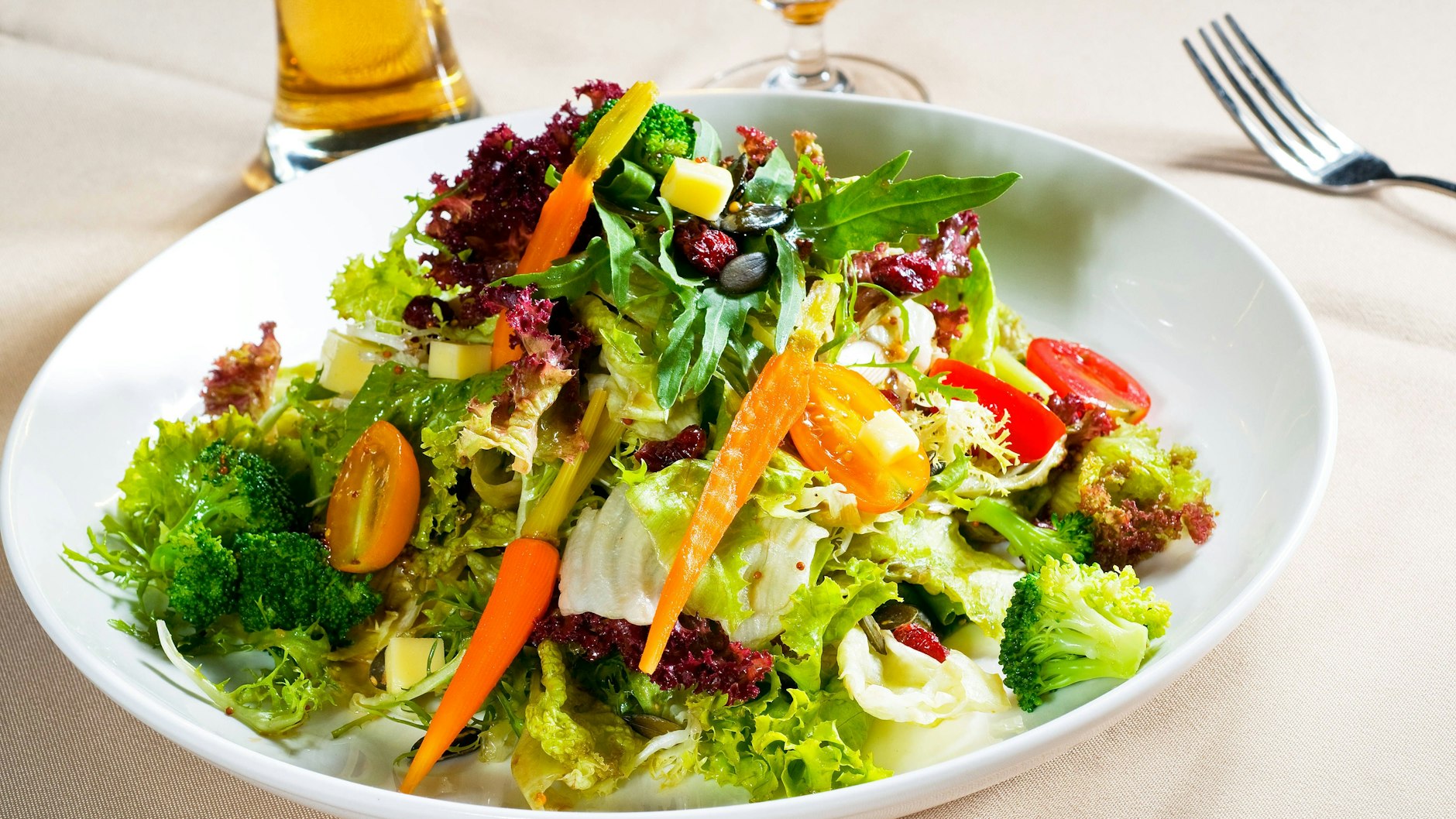 Ein Rezept für Schlank-Salat zum Variieren: Mischen Sie das Gemüse in den Salat, das Sie am meisten lieben.