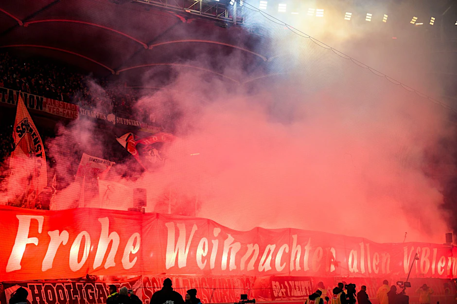 ARCHIV - Pyrotechnik - ein Dauerthema in deutschen Stadien.  
