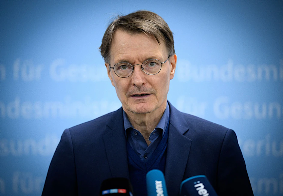 ARCHIV - Bundesgesundheitsminister Karl Lauterbach gewinnt eine Wette, wenn Bayer Leverkusen deutscher Meister wird.  