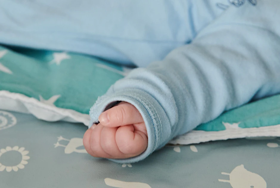 ARCHIV - Ein wenige Wochen altes Baby ballt seine Hand zu einer kleinen Faust.  