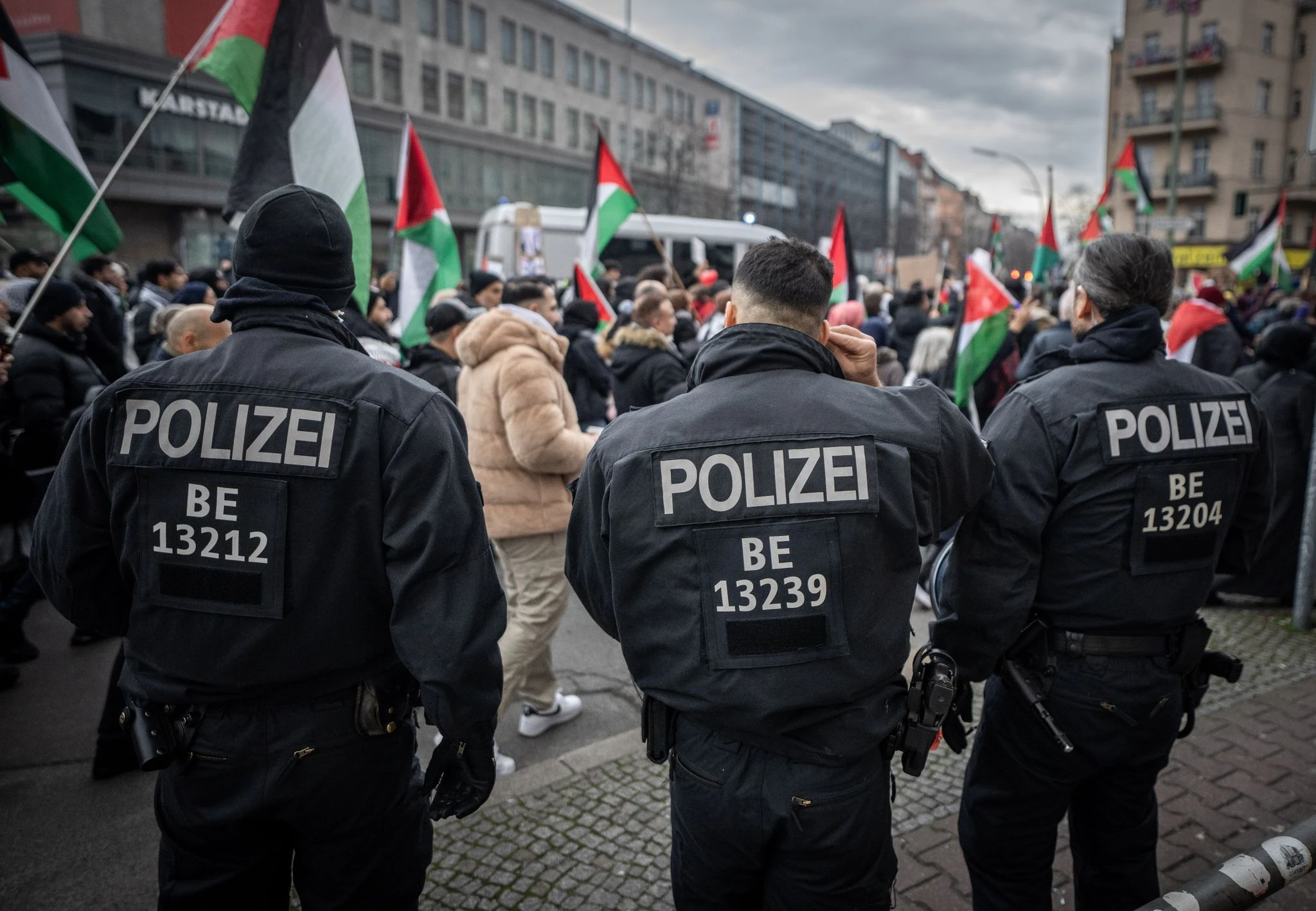 Berliner Polizisten begleiten eine propalästinensische Demonstration am Hermannplatz in Berlin Neukölln.  