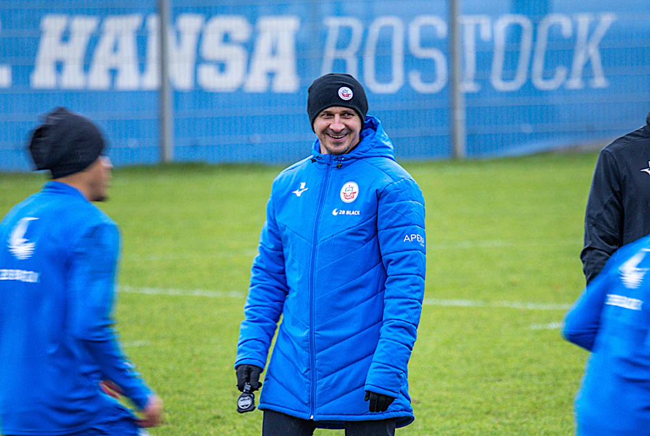 Mersad Selimbegovic, der neue Trainer des FC Hansa Rostock, beim ersten Training zur Vorbereitung auf die Rückrunde der 2. Fußball-Bundesliga.