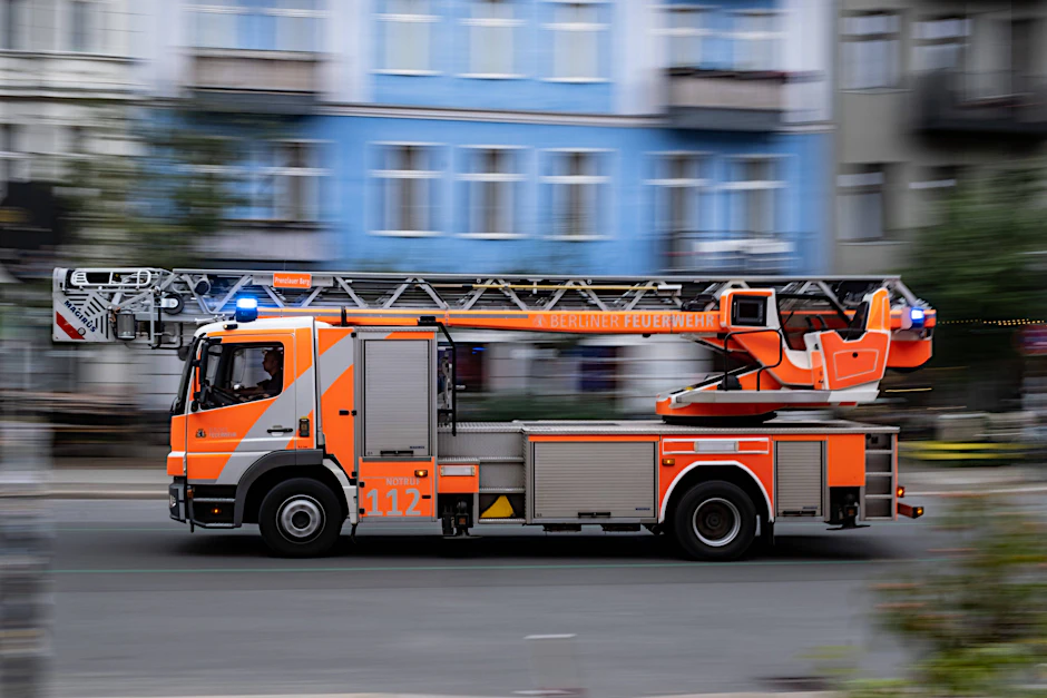 Ein Fahrzeug mit Drehleiter der Berliner Feuerwehr verlässt eine Feuerwache in Berlin. Es brennt in Gropiusstadt.