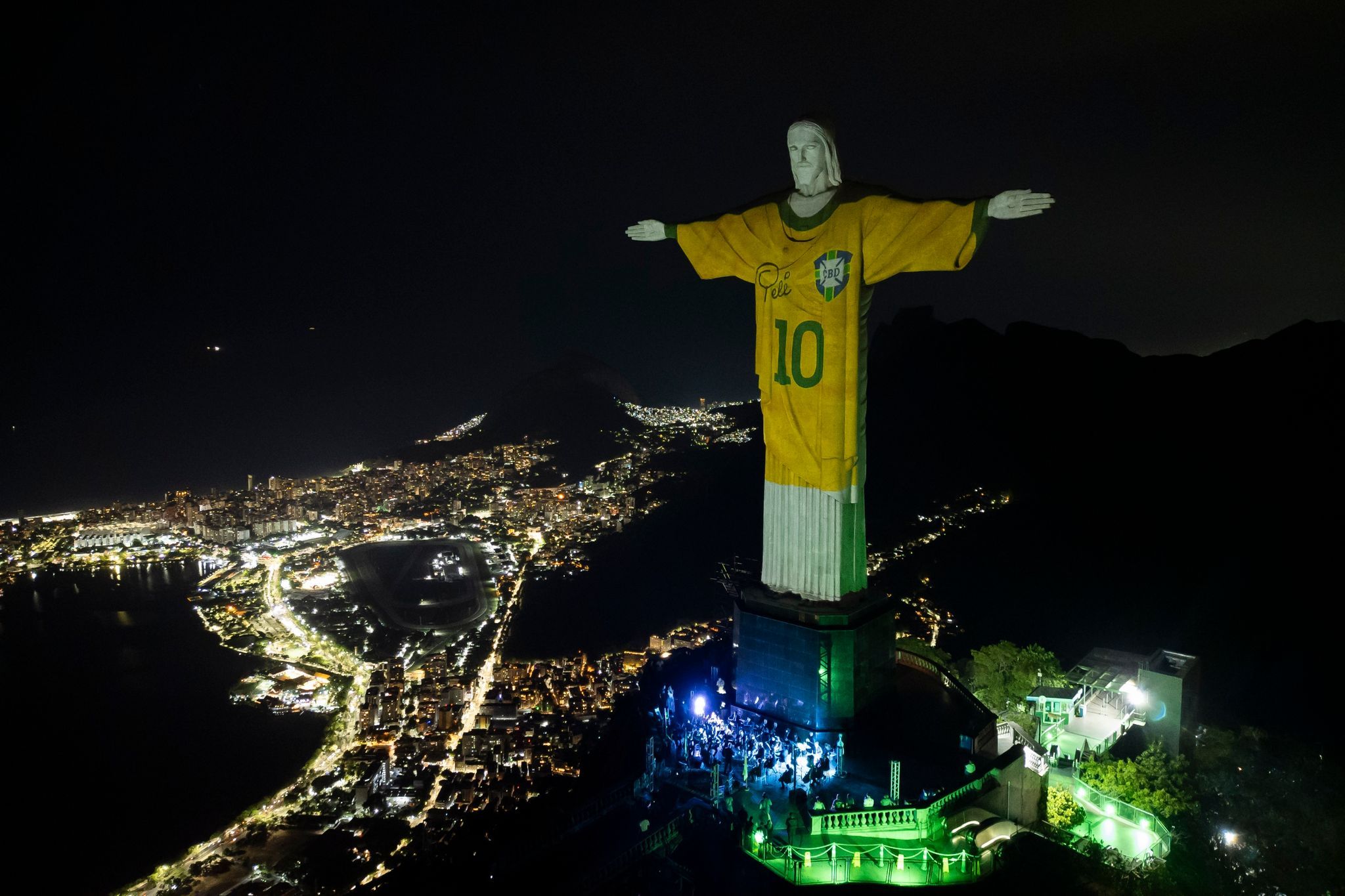 Image - Hommage an Pelé: Christusstatue mit Trikot beleuchtet
