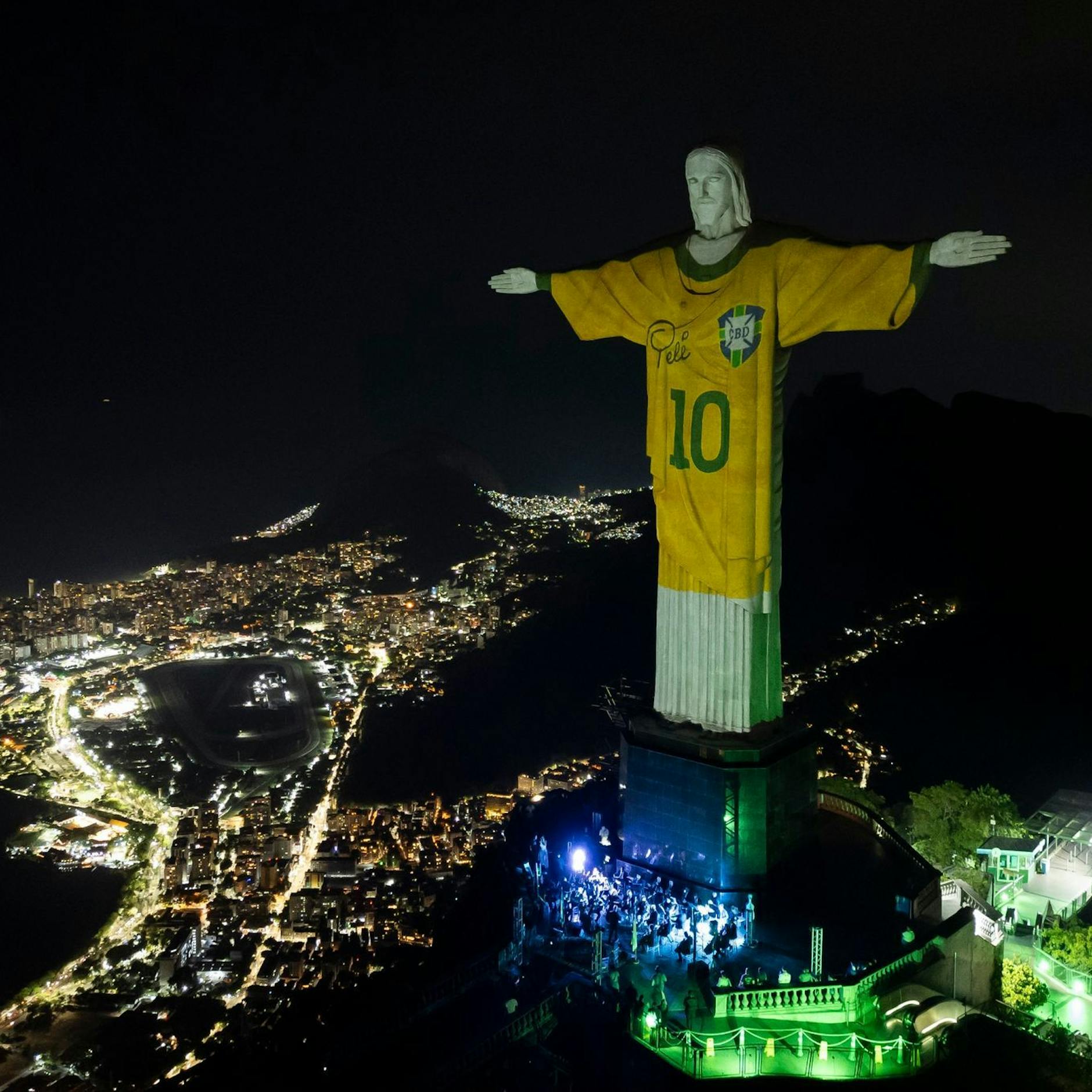 Image - Hommage an Pelé: Christusstatue mit Trikot beleuchtet