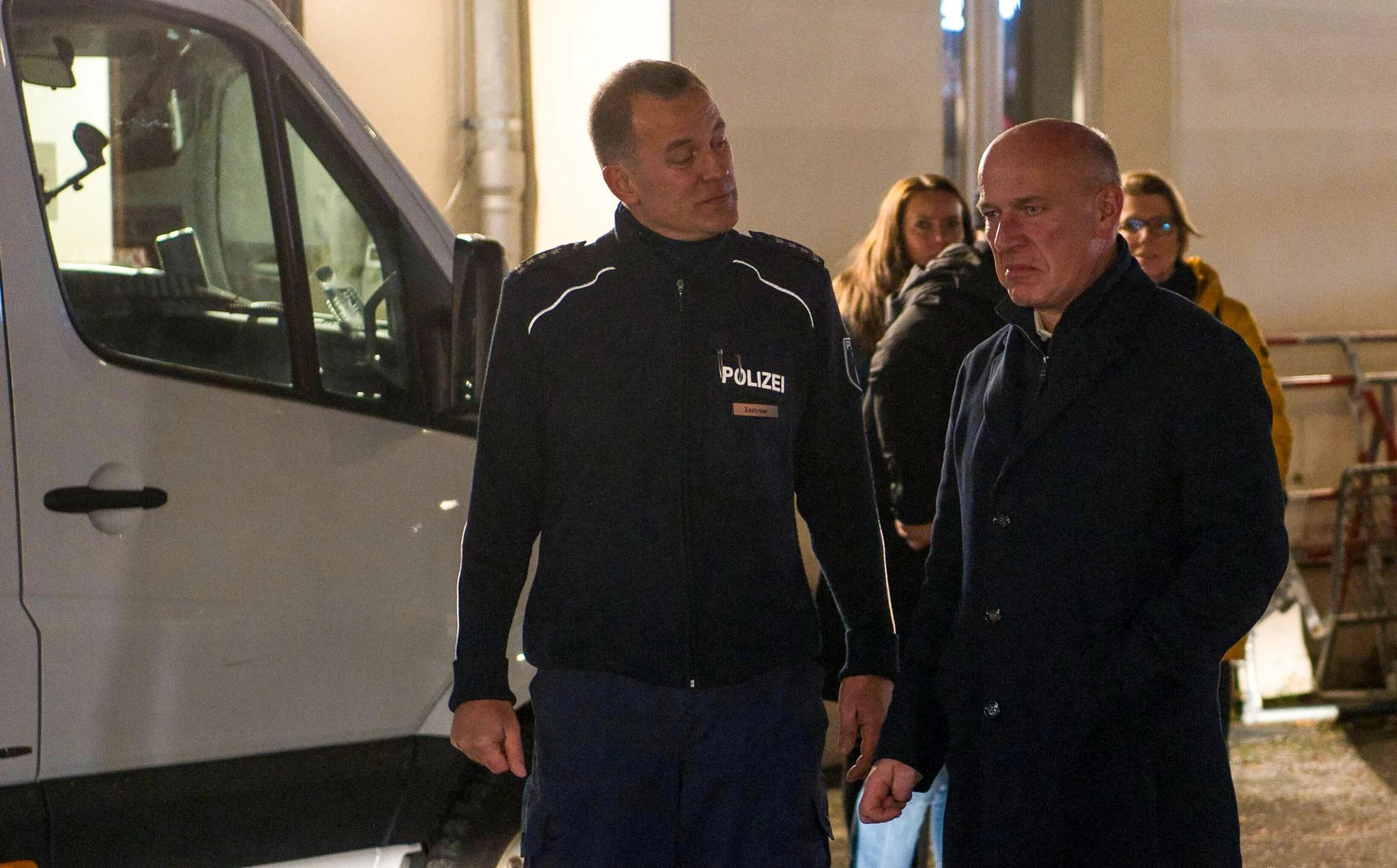 Berlins Regierender Bürgermeister Kai Wegner (r) wird bei einem Besuch der Polizeiwache an der Sonnenallee begrüßt.  