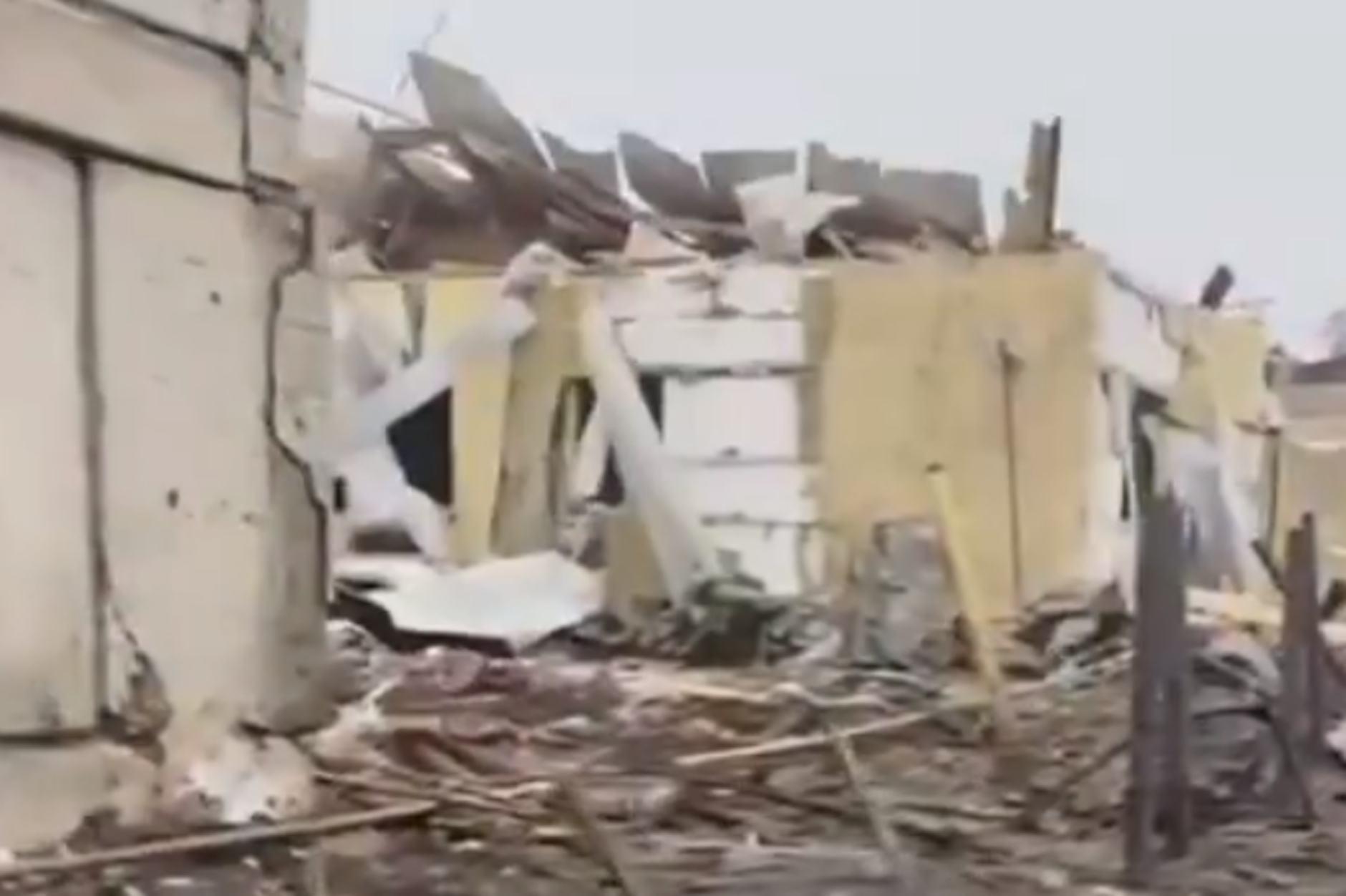 Eine Bombe oder Rakete hat das Dorf Petropavlovka in der russischen Region Woronesch getroffen.