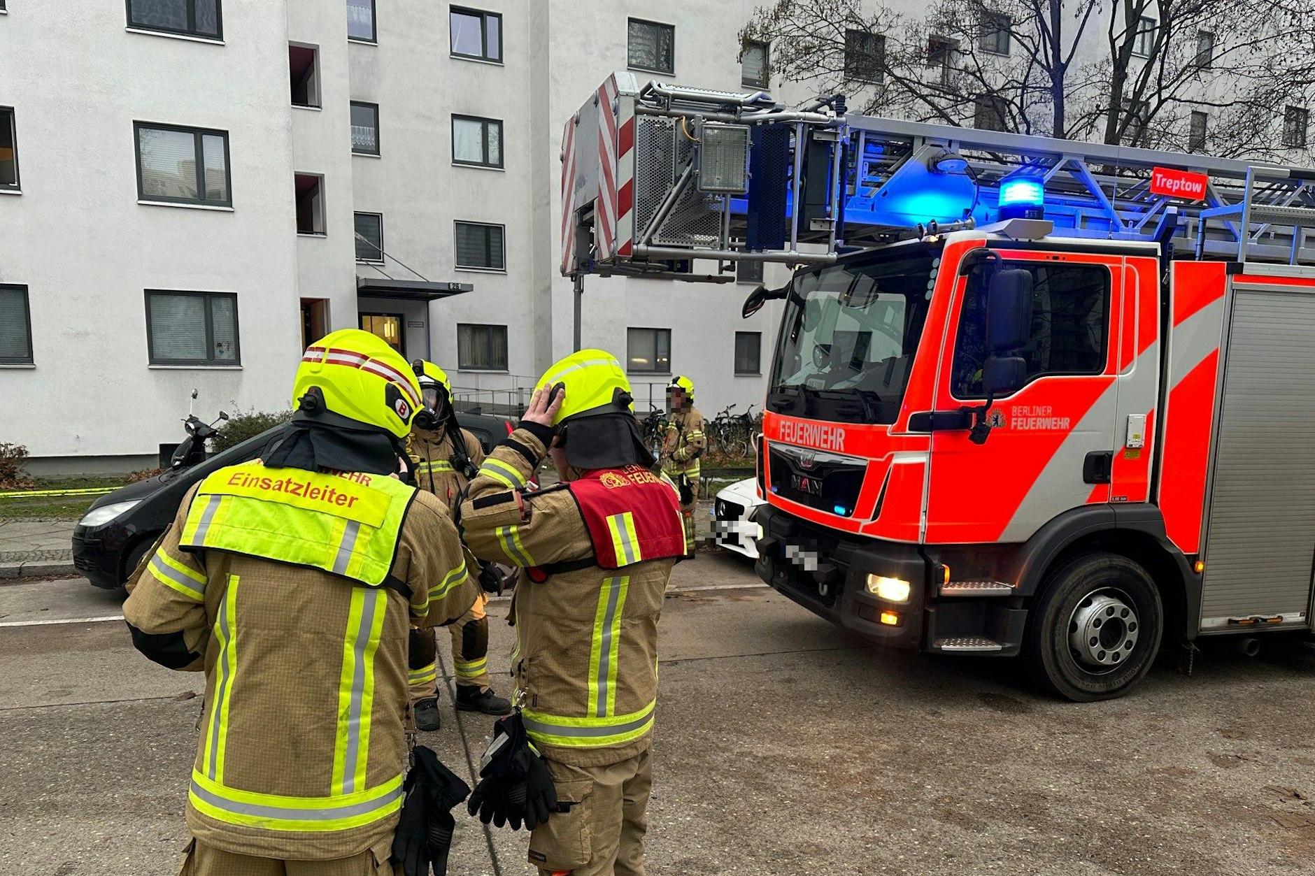 In einem zwölfgeschossigen Hochhaus im Theodor-Loos-Weg hat es gebrannt. Zwei Menschen sind gestorben.