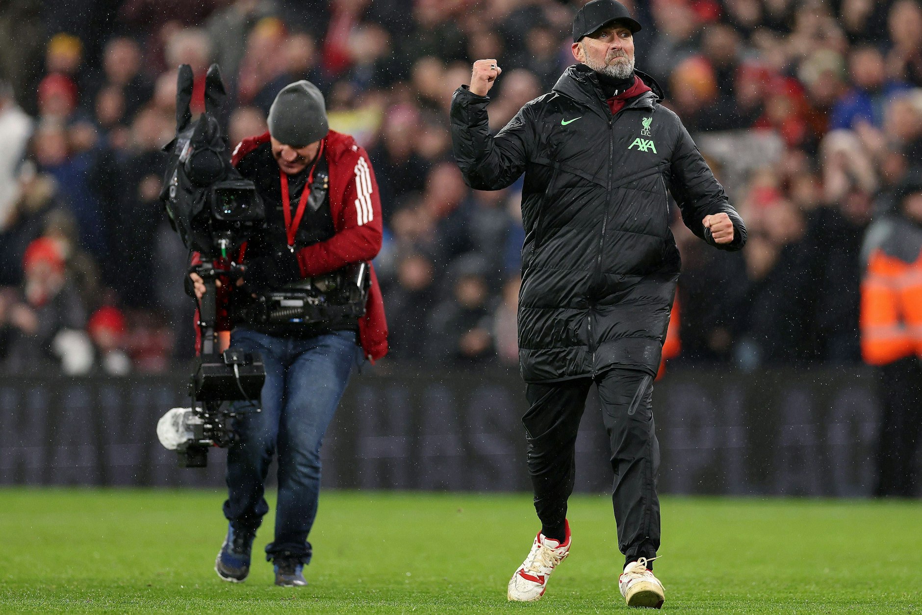 Da ist der Ring noch an seinem Finger: Jürgen Klopp ballt die Siegerfaust, der Kameramann ist ganz dicht dran. 