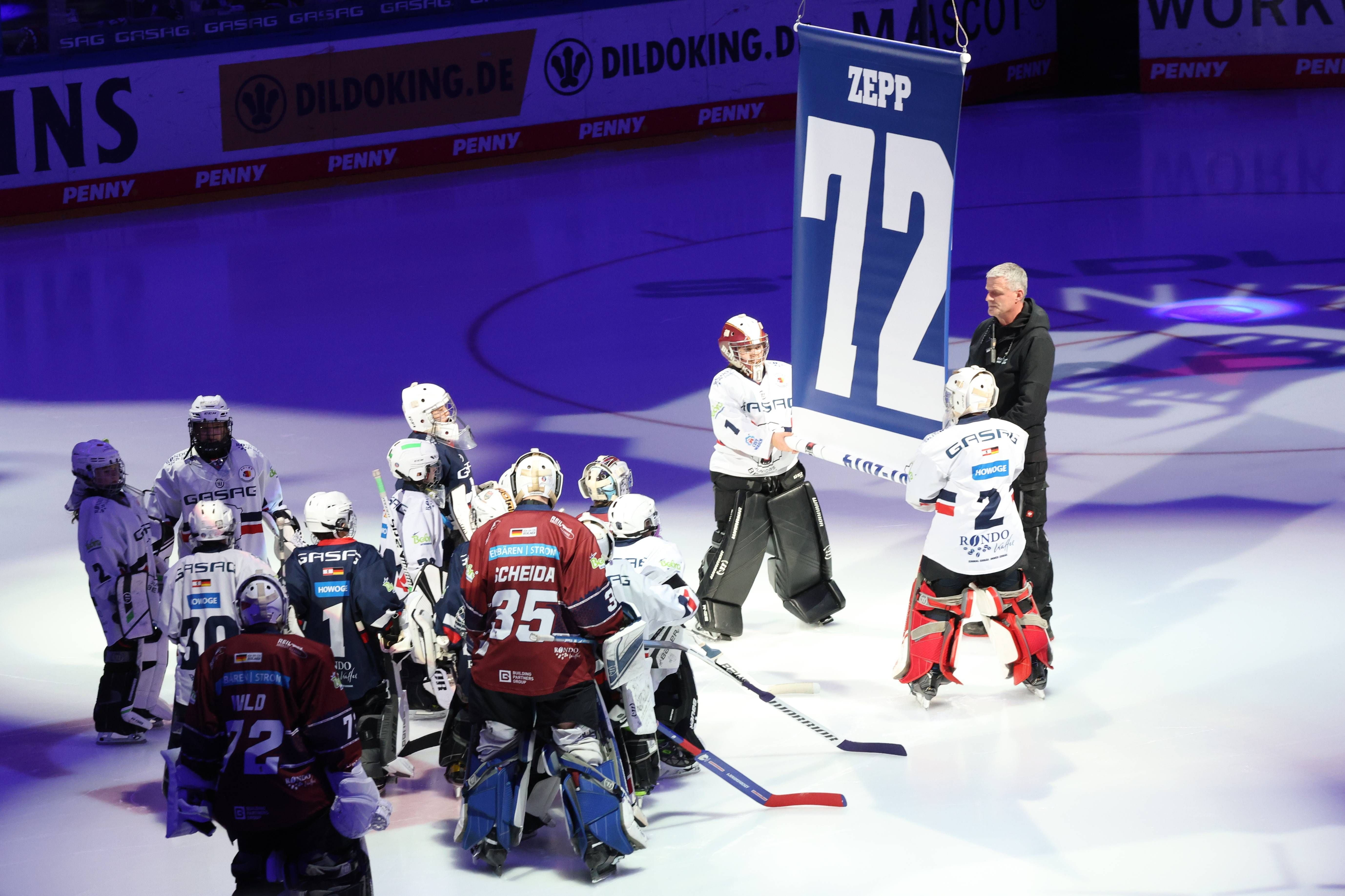 Image - Eisbären ehren Hexer Rob Zepp mit Trikot und Sieg gegen die DEG