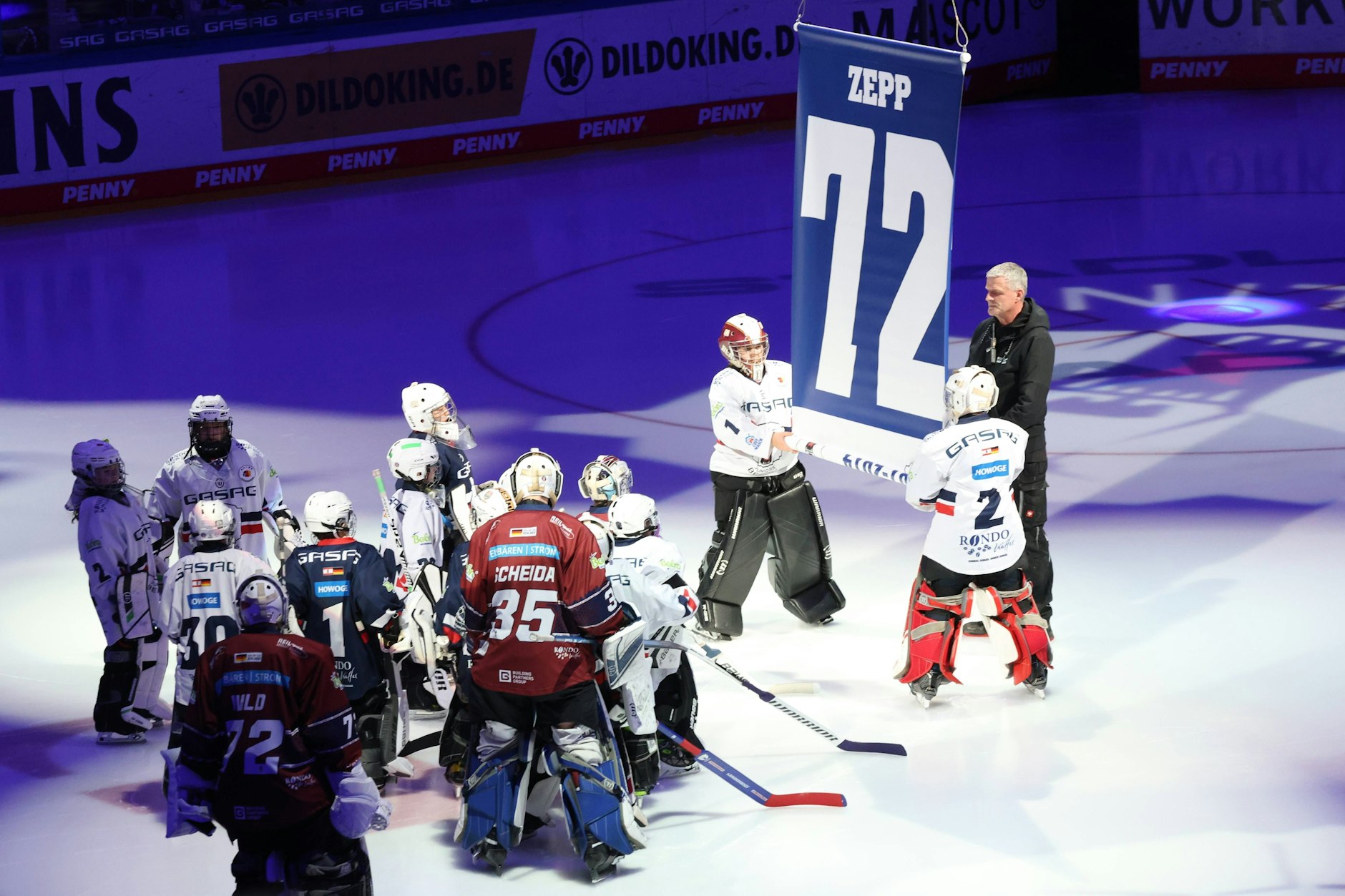Beim Spiel gegen die Düsseldorfer EG wurde das Trikot von Rob Zepp unter das Hallendach der Mercedes-Benz-Arena gehoben.