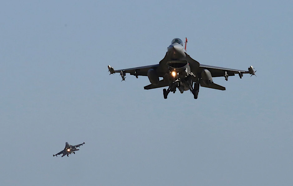 Kampfjets des Typs  F16. Polen schickt neue Militärflugzeuge in die Grenzregion zur Ukraine.