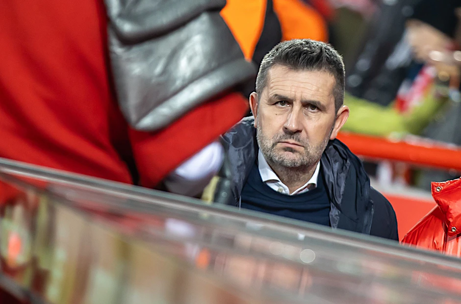 ARCHIV - Trainer Nenad Bjelica von Union Berlin blickt konzentriert.  